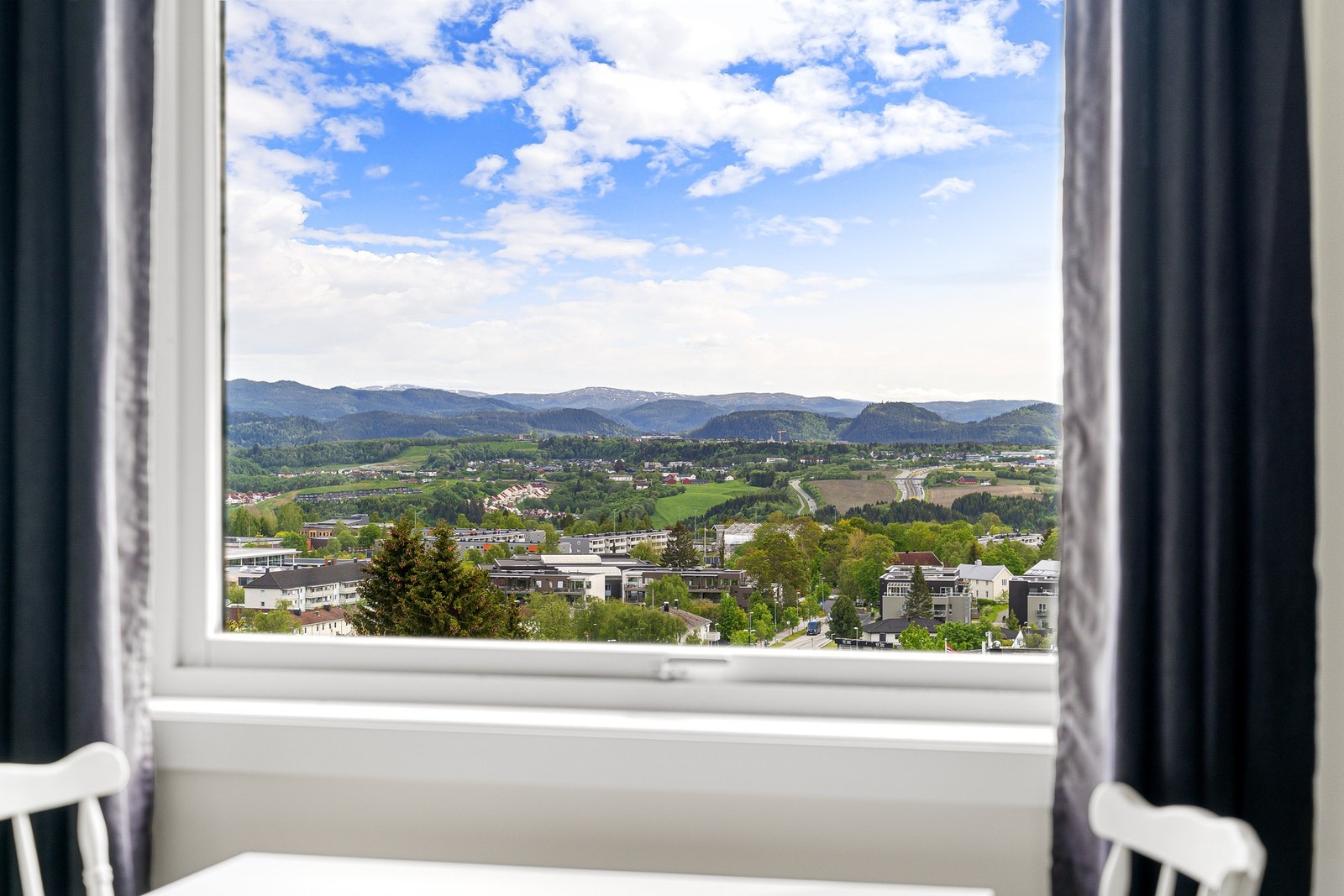 Plass til et koselig spisebord med herlig utsikt. Galleribilde