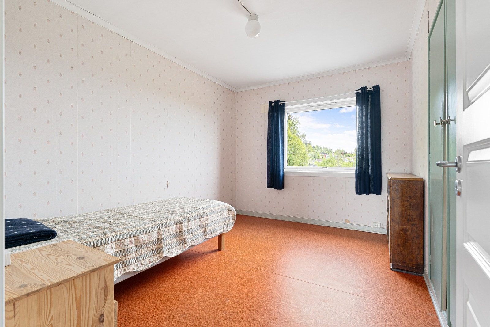 God plass til dobbeltseng. Plassbygd garderobeløsning på soverommet. Galleribilde