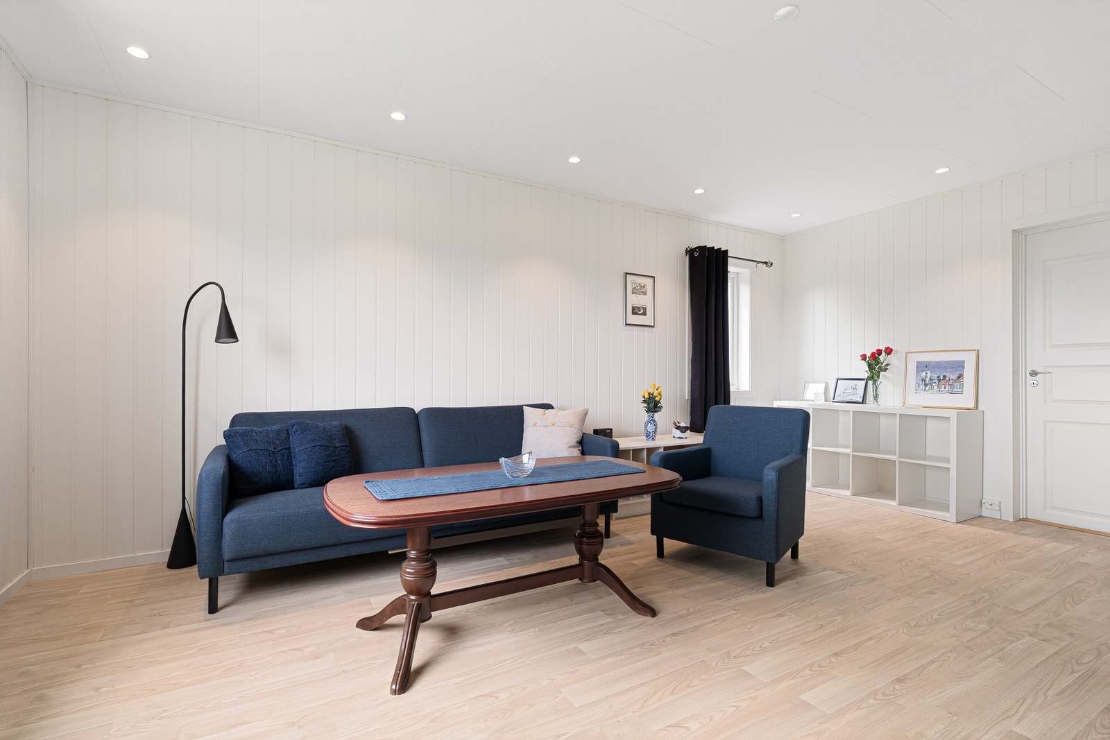 Stuen er på 22 m² og får mye naturlig lysinnslipp fra flere vinkler. Galleribilde