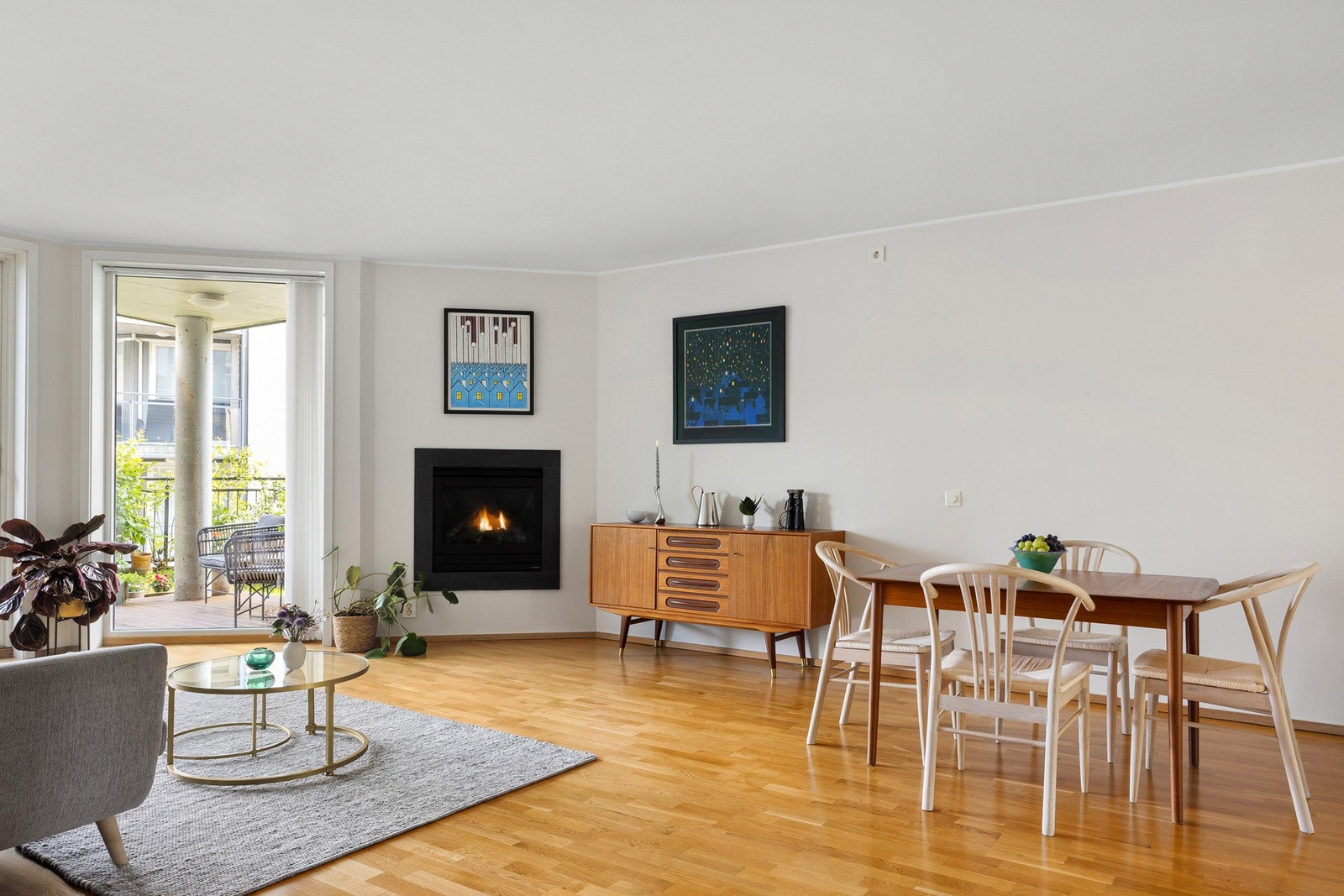 Her finner du også en lekker gasspeis som gir både varme og karakter, og sørger for en lun stemning på kjølige dager. Galleribilde