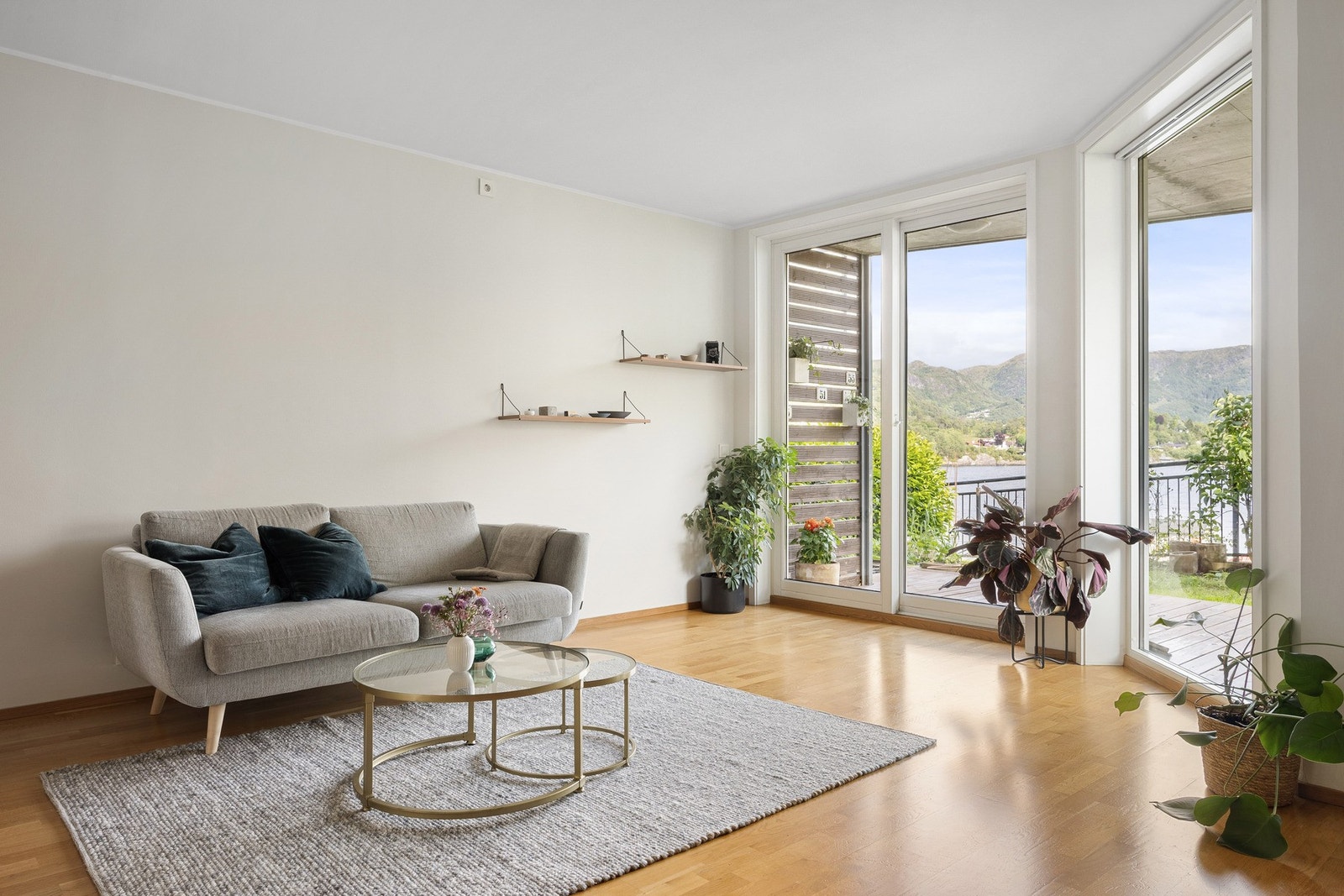 Fra stuen har du direkte utgang til en herlig terrasse, som fungerer som en forlengelse av stuen når været tillater det. Galleribilde