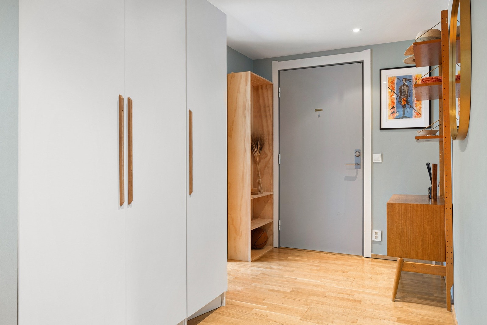 Her er det rikelig med plass til oppbevaring av sko, yttertøy og annet i tilpassede løsninger - et praktisk og innbydende førsteinntrykk. Galleribilde
