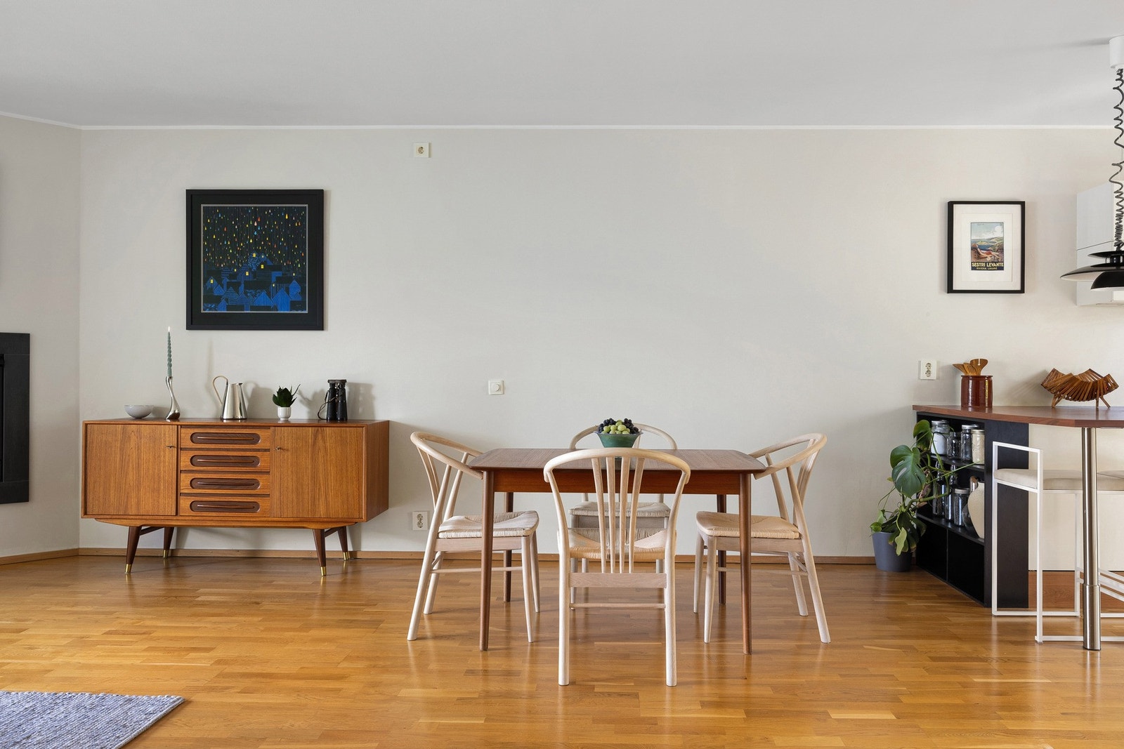 Stuen størrelse gjør at du enkelt kan innrede både med spisebord og sofagruppe. Galleribilde