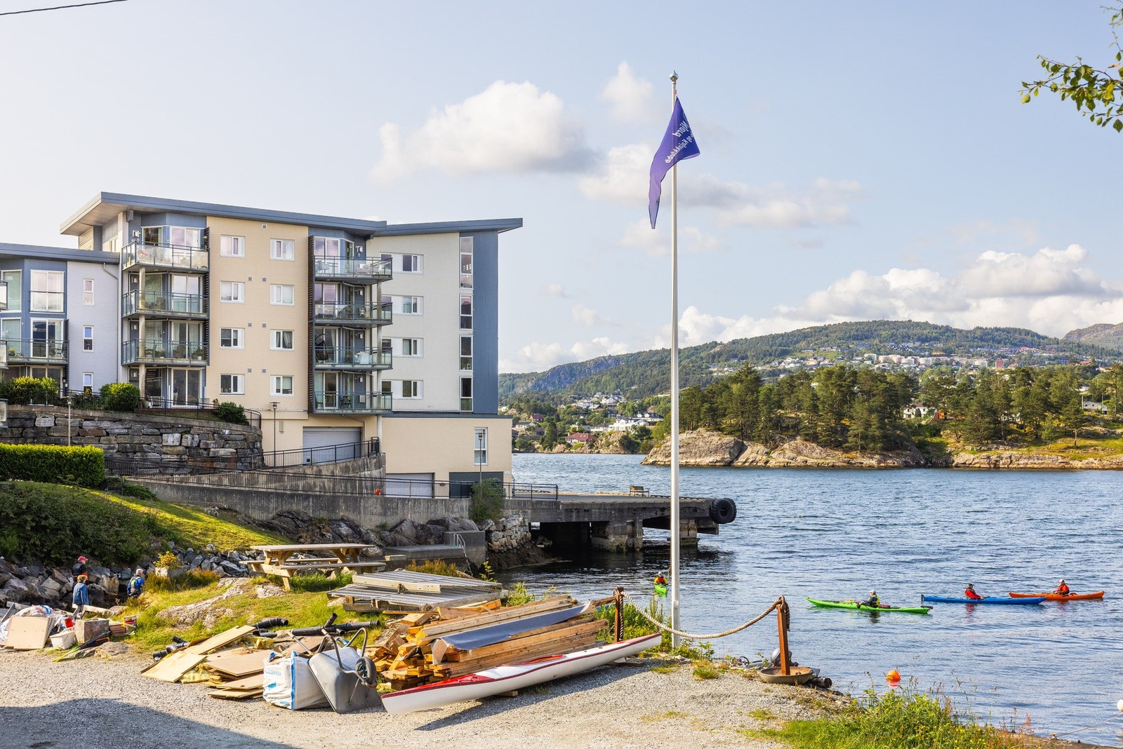Bademuligheter direkte fra eiendommen og kort avstand til badeplasser i Vollane i nærområdet. Galleribilde