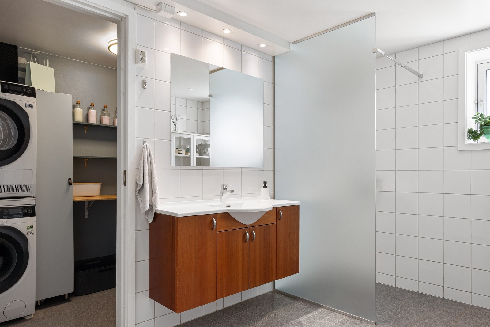 Vaskerommet er praktisk adskilt fra badet. Galleribilde
