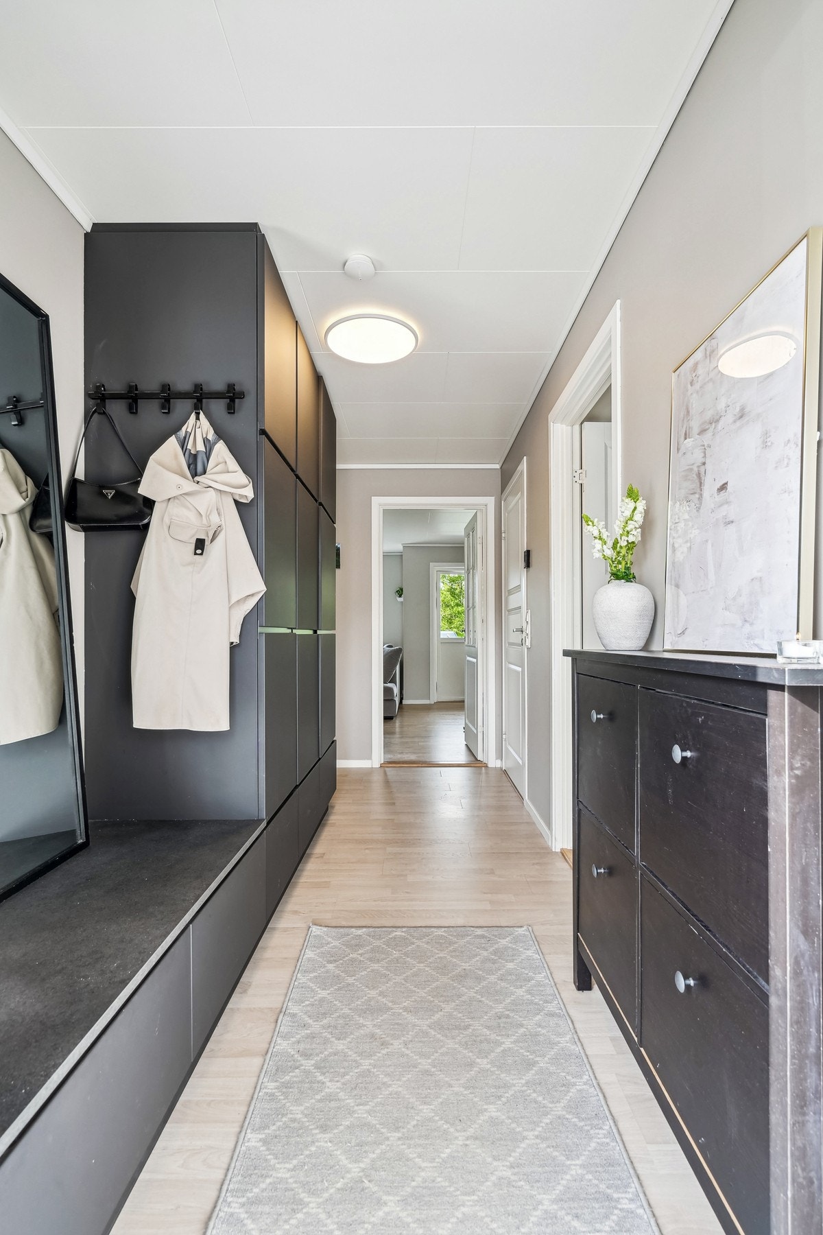 Flott og praktisk gang/entrè med romslig garderobeløsning fra Kvik. Godt med oppbevaringsplass og praktisk tillaget med sittebenk Galleribilde