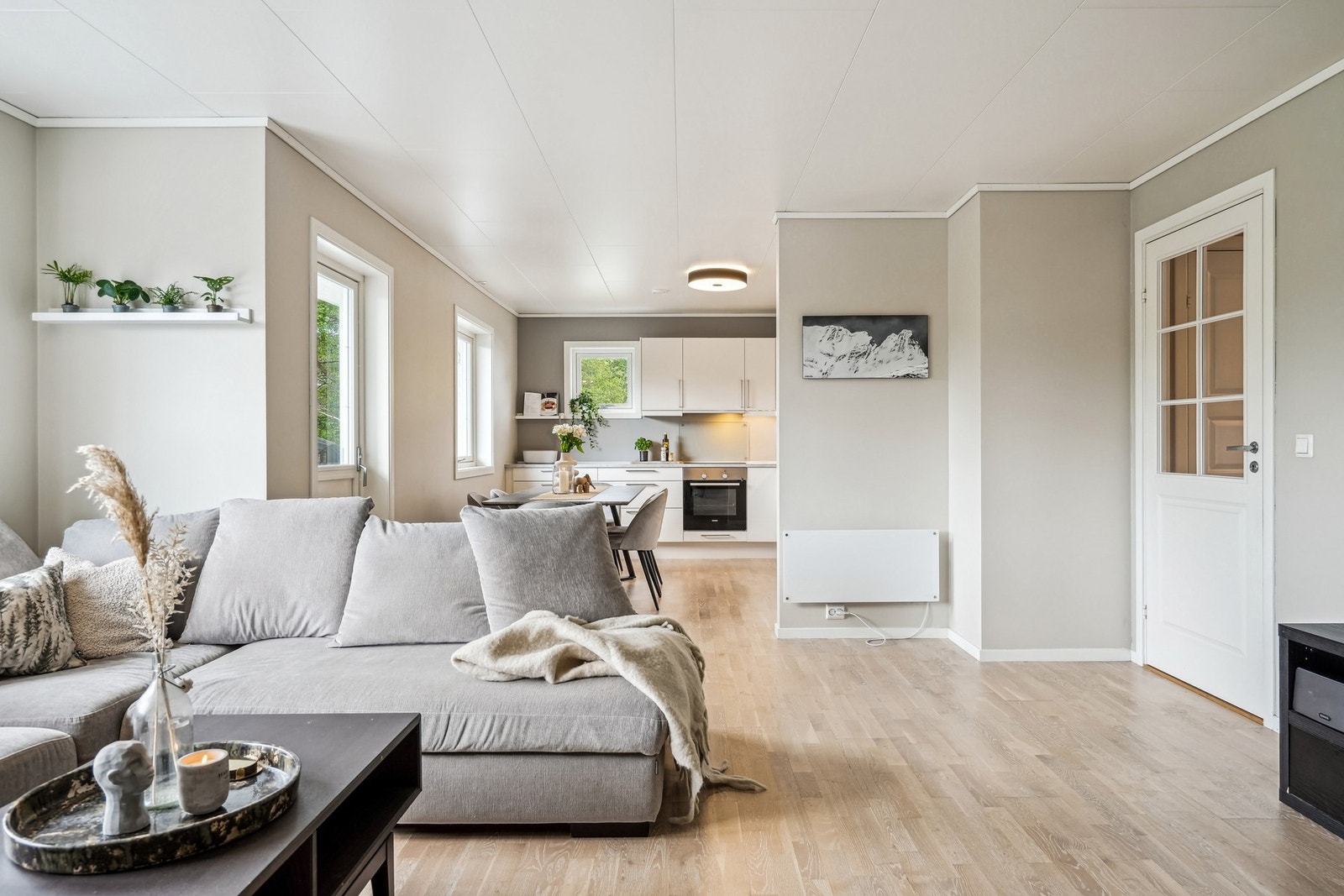 Gjennomgående lyse og moderne fargevalg i leiligheten Galleribilde