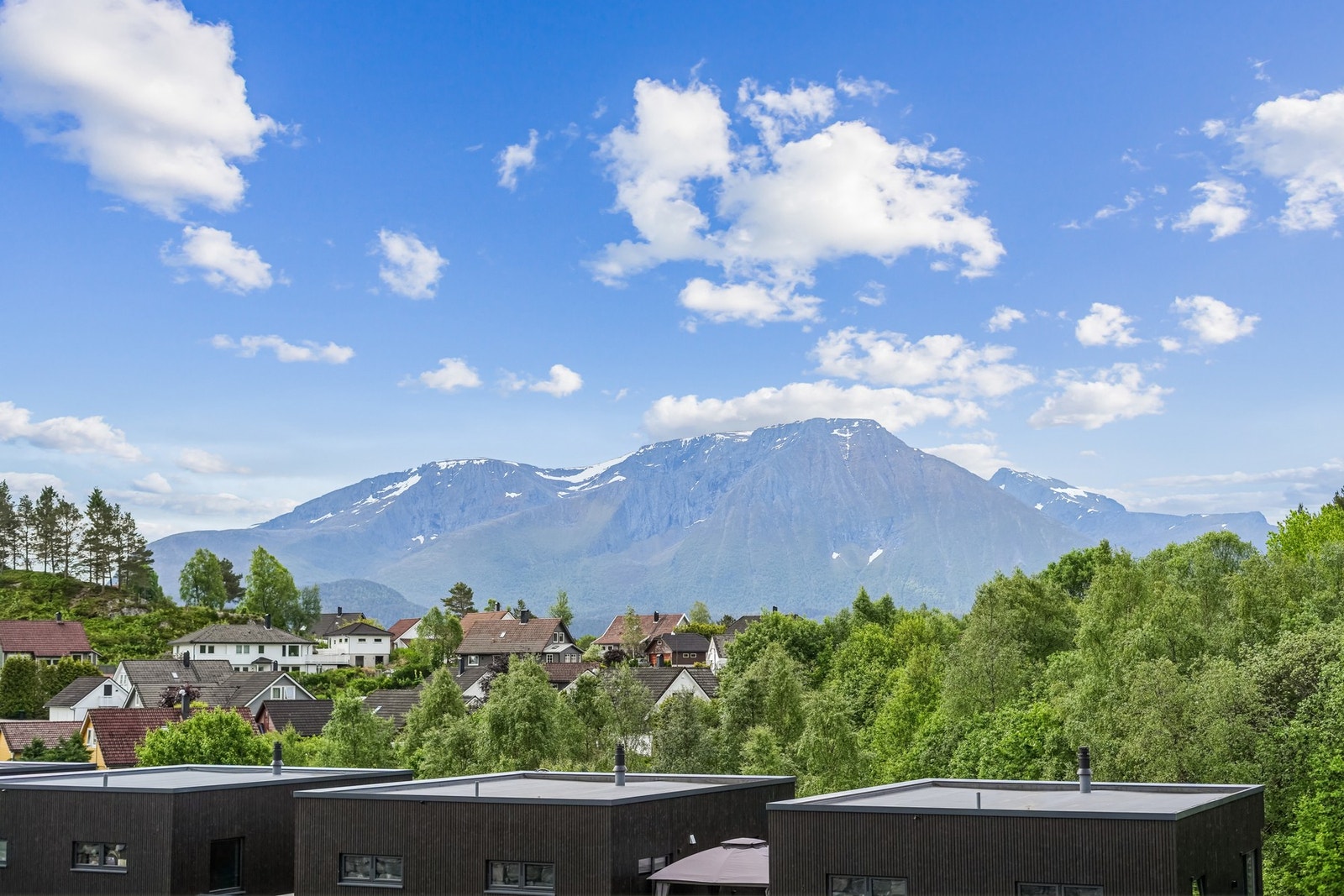 Flott utsikt mot flotte fjell. Trivelig og familievennlig område med mange barnefamilier. Kjapp gangavstand til Emblemssanden, skule/barnehage og flotte turområder Galleribilde
