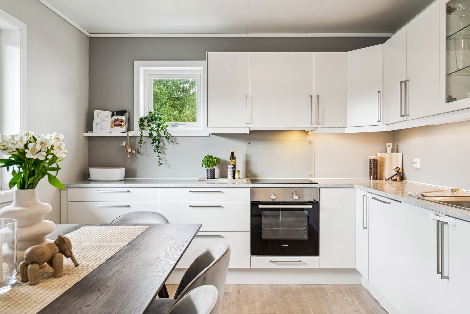 Laminat benkeplate og belysning under overskap. Ventilator med avtrekk ut Galleribilde