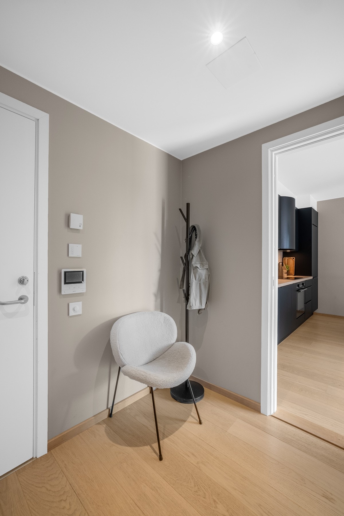 Entréen gir et godt førsteinntrykk av leiligheten med lyse flater og god plass til å legge fra seg jakker og sko. Galleribilde