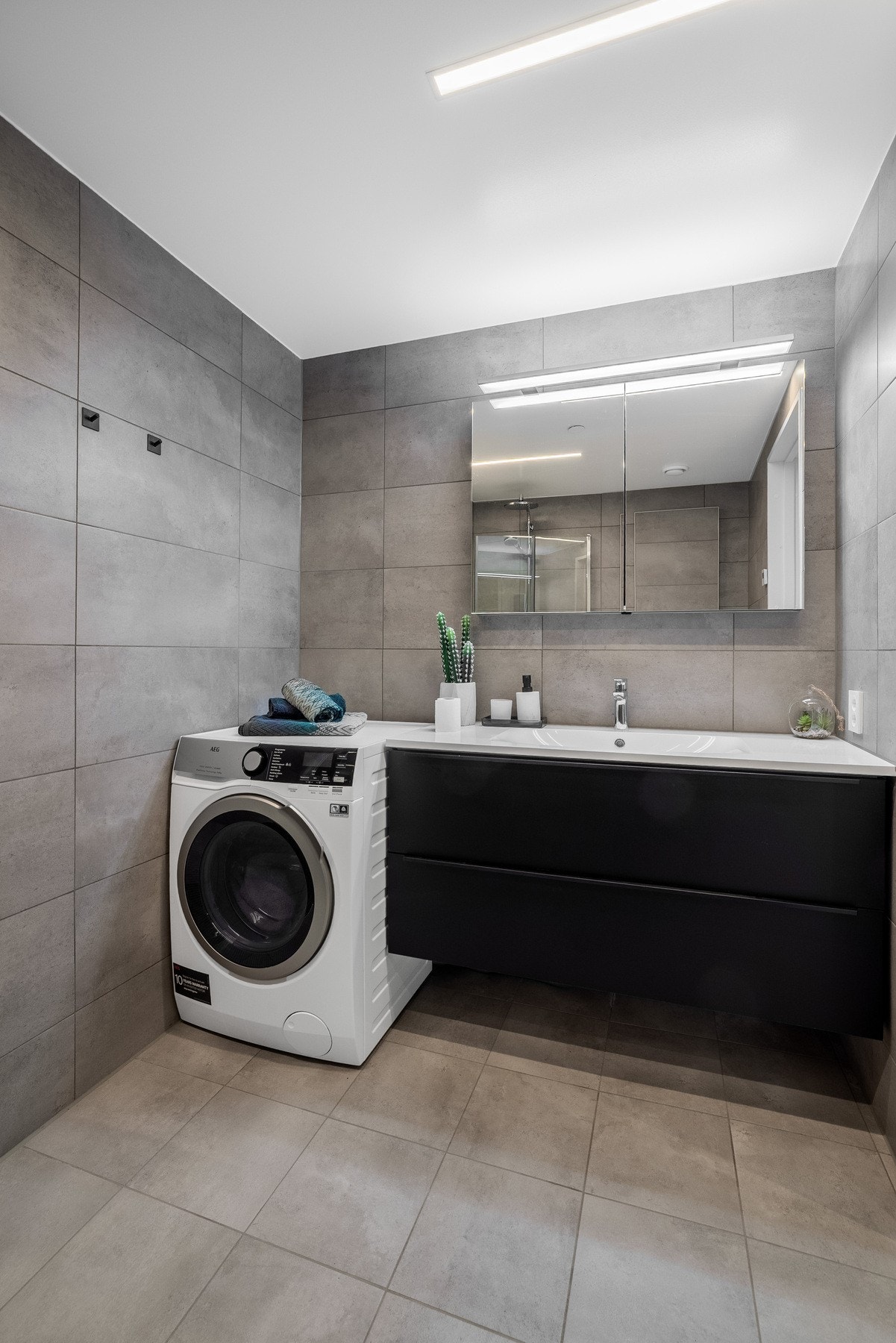 Det er downlights i taket og LED-striper på badet som sikrer optimal lysfordeling i rommet. Galleribilde