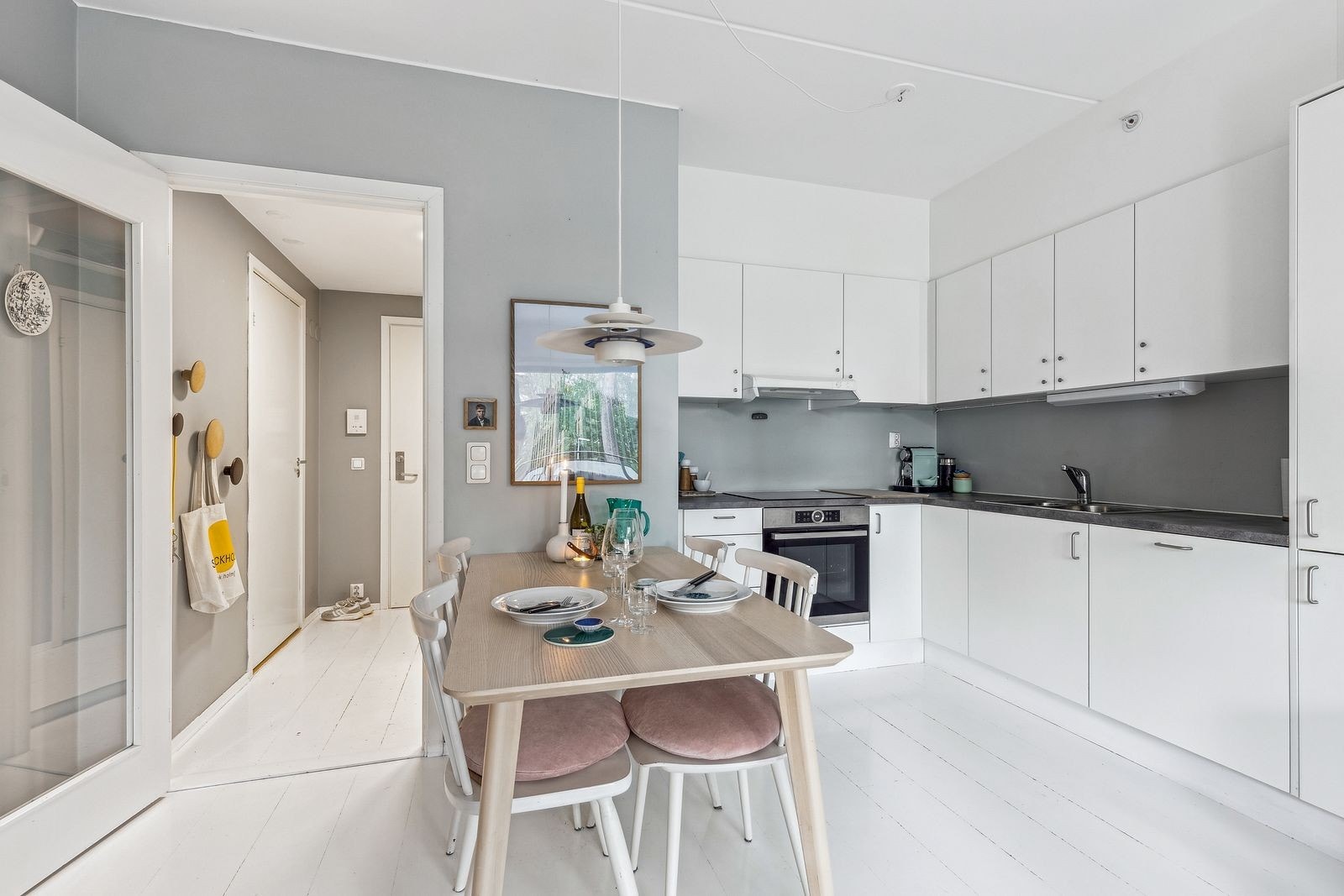 Det er integrert platetopp, stekeovn, oppvaskmaskin og kombiskap. Galleribilde