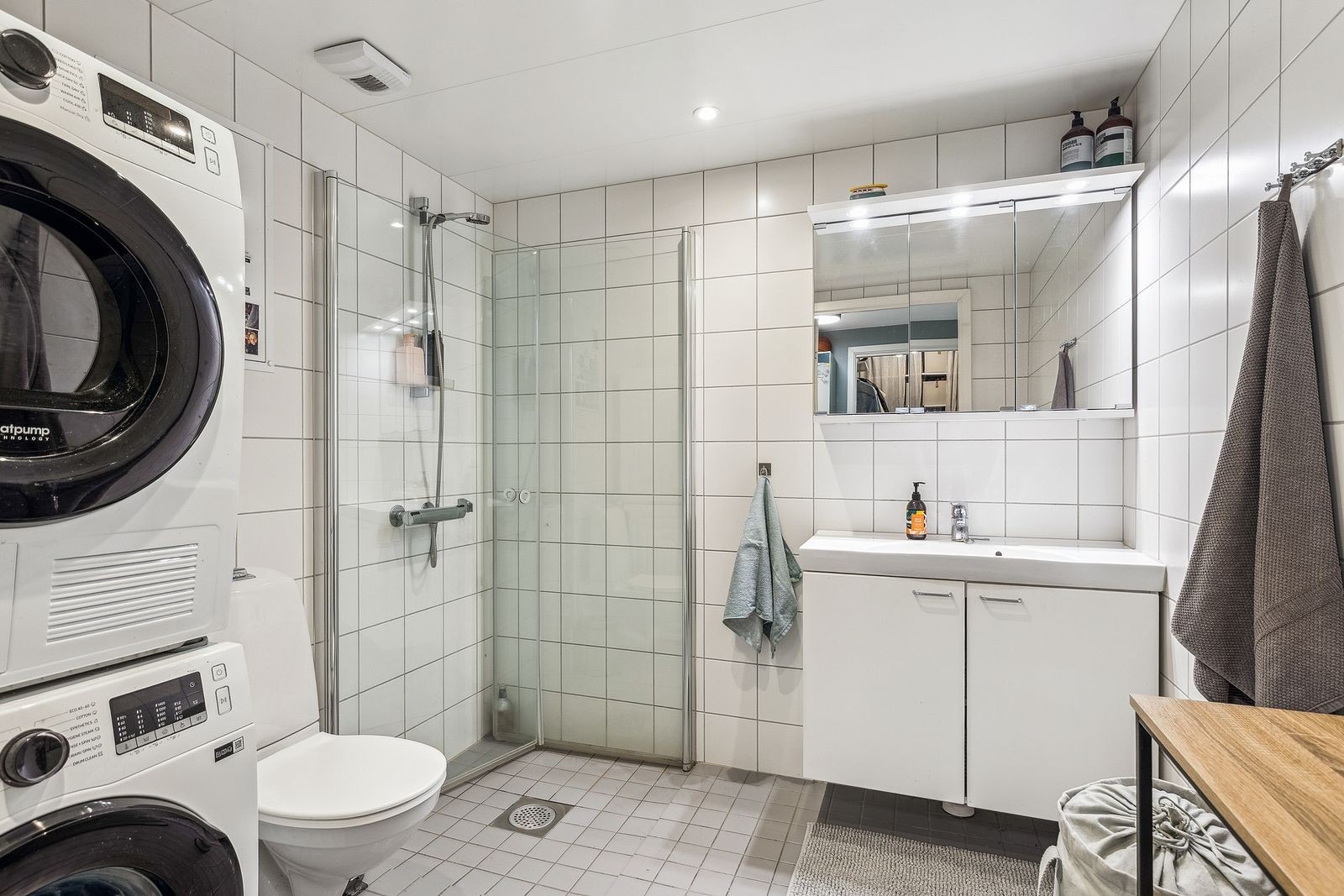 Varmekabler i gulv og opplegg for vaskemaskin. Vaskemaskin og tørketrommel følger med. Galleribilde