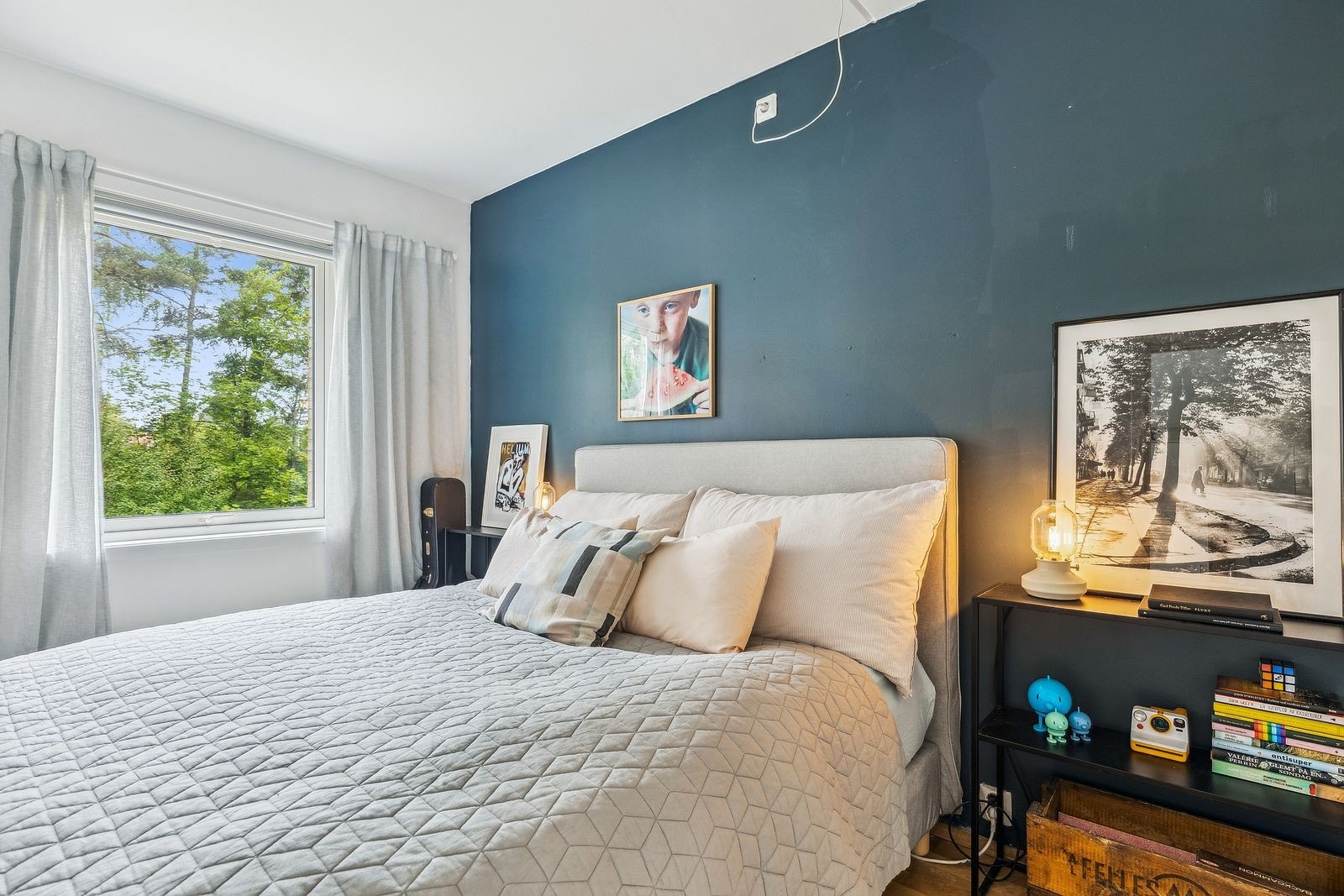 Romslig soverom med plass til dobbeltseng, nattbord og garderobe. Galleribilde