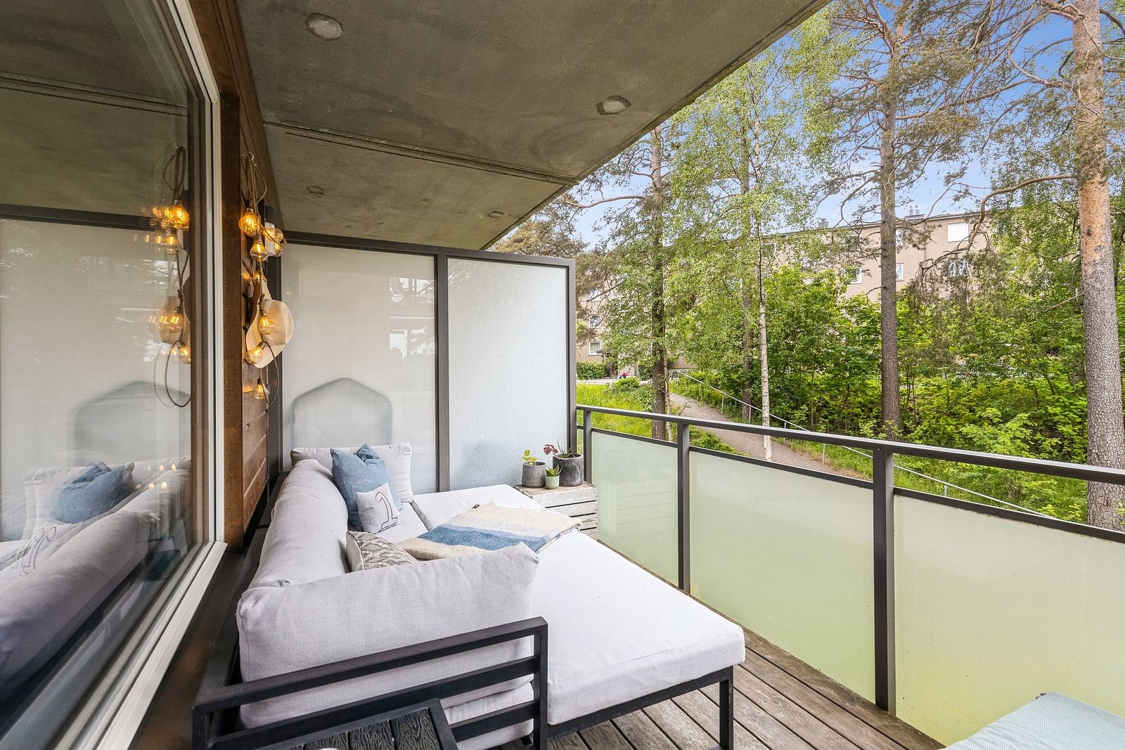 Fra stuen er det utgang til en solrik nordvestvendt balkong på ca. 9,5kvm. God plass til møblering. Galleribilde