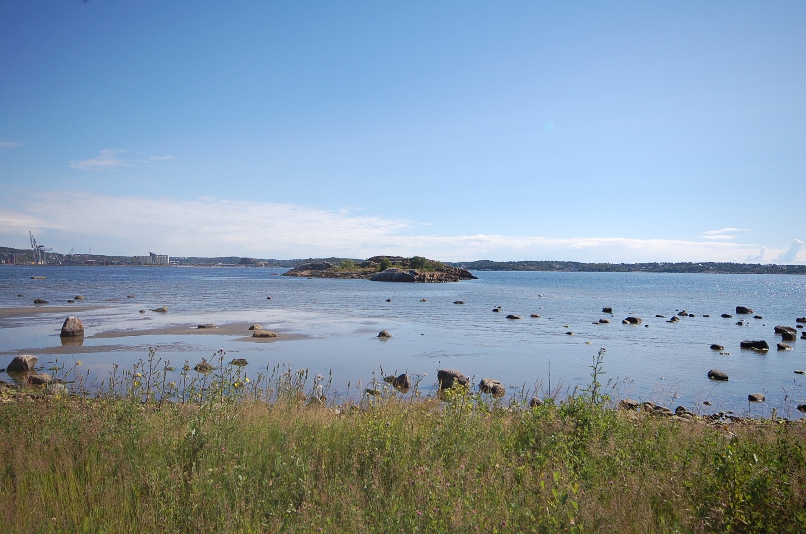 Her ser du ut til kaffeholmen som med det langgrunne vannet kun er en kort svømmetur unna - perfekt for barn å utforske en varm sommerdag Galleribilde