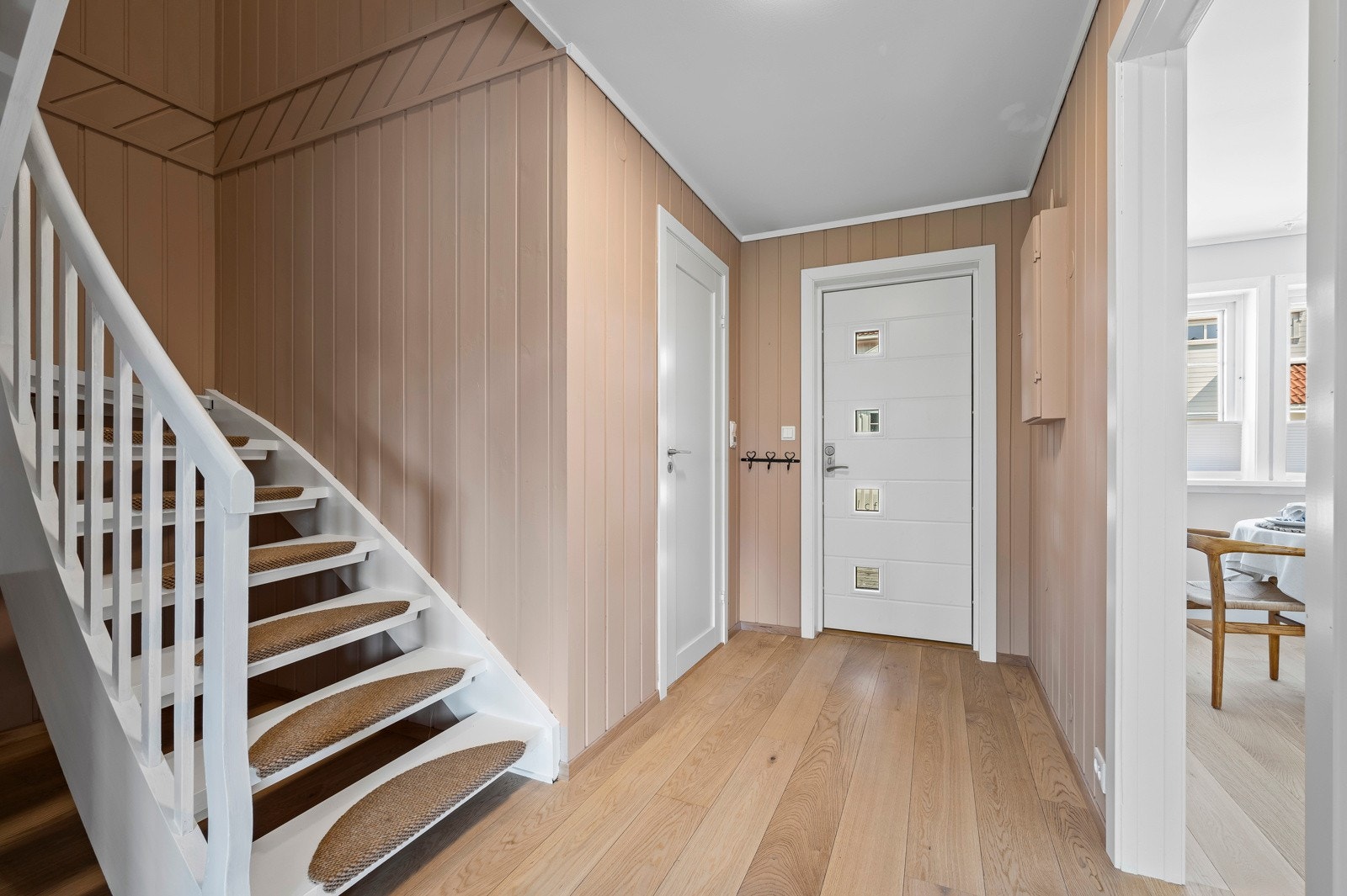 Lekker entre med vaskerom samt gode muligheter for lagring og innredning Galleribilde