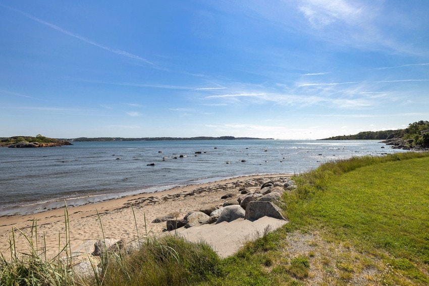 Jordet stranda er en kort gåtur unna og er en familievennlig strand som er kjent for sitt langgrunne vann Galleribilde
