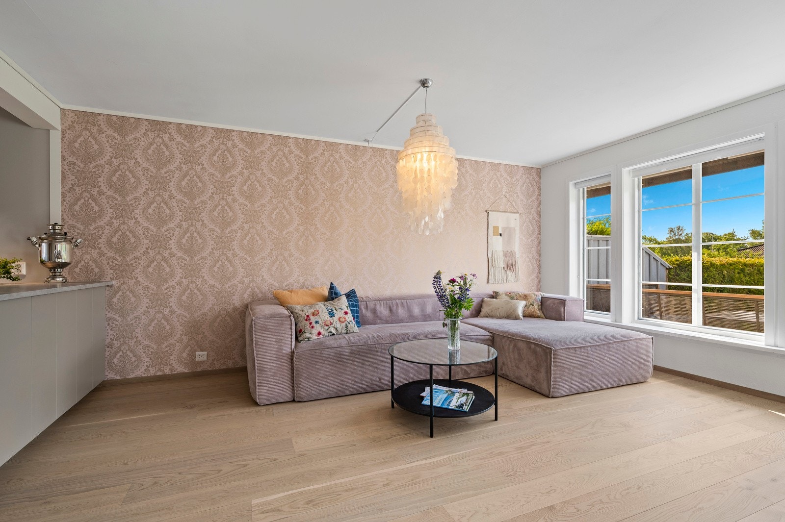 Stuen er romslig med store vindusflater som slipper inn rikelig med naturlig lys Galleribilde