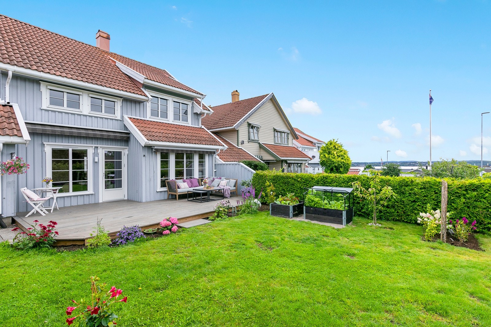 Her får du med en romslig hage på kjøpet, med stor gressplen - perfekt for deg med grønne fingre! Galleribilde
