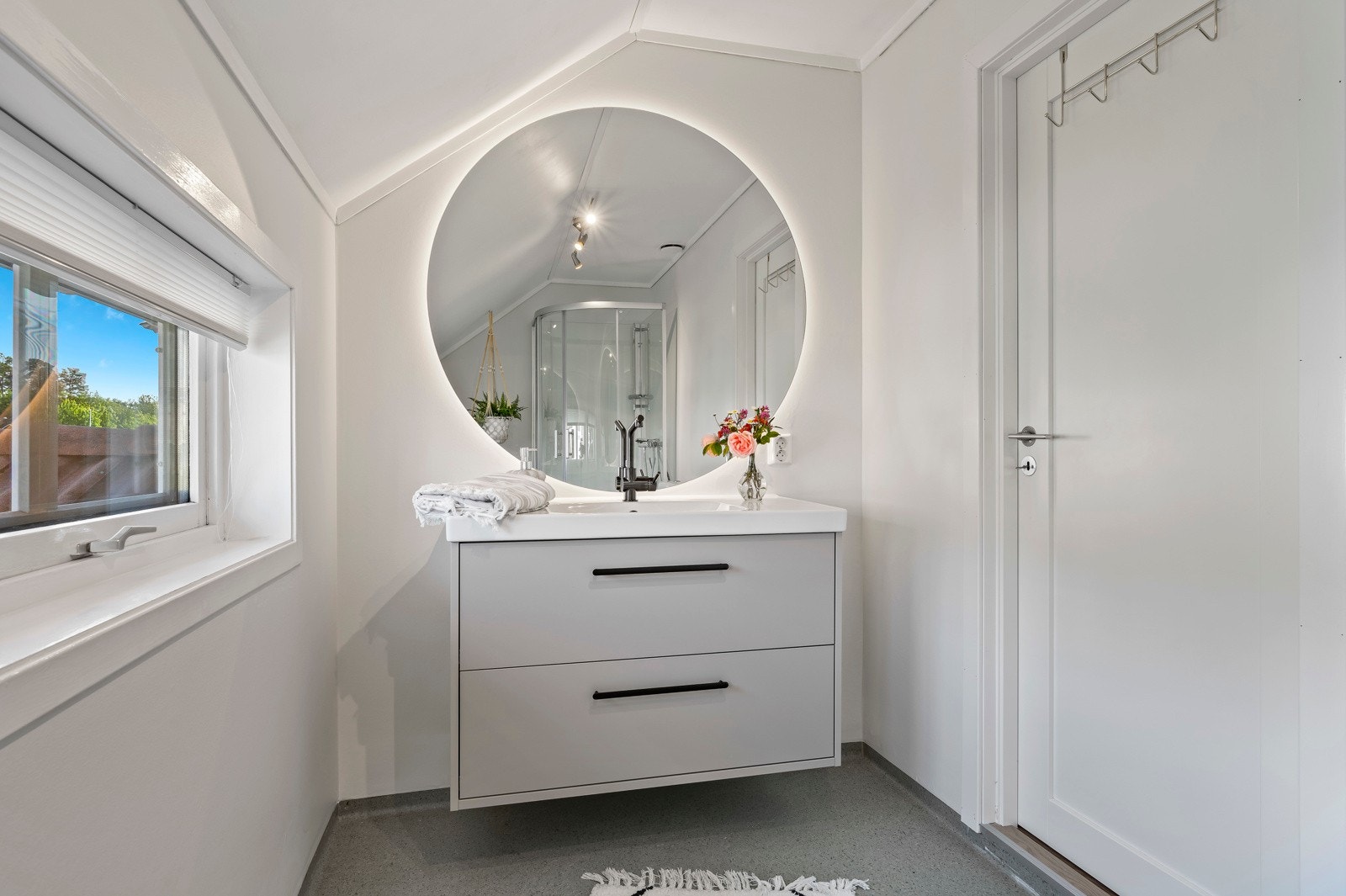 Badet i 2. etasje er pent og moderne innredet Galleribilde