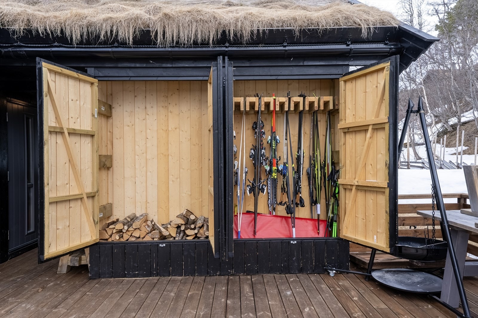 Skjul for ved og ski Galleribilde