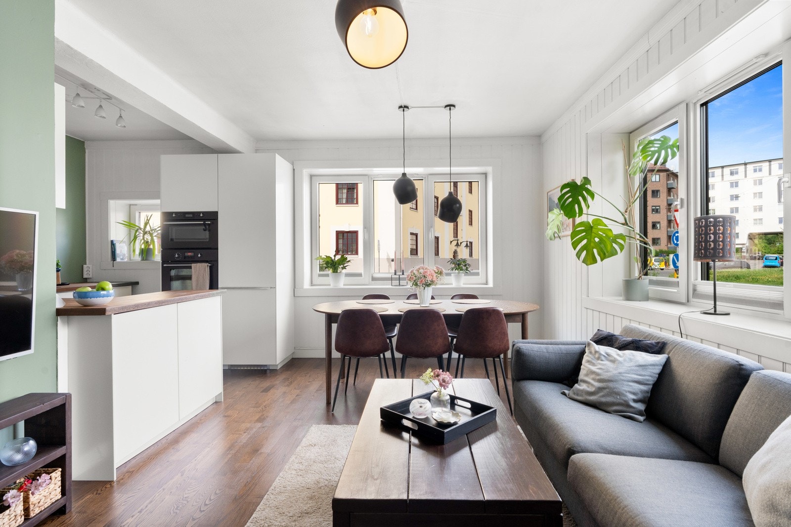 Lys, romslig og åpen kjøkken- og stueløsning med gode og naturlige innredningsmuligheter. Galleribilde