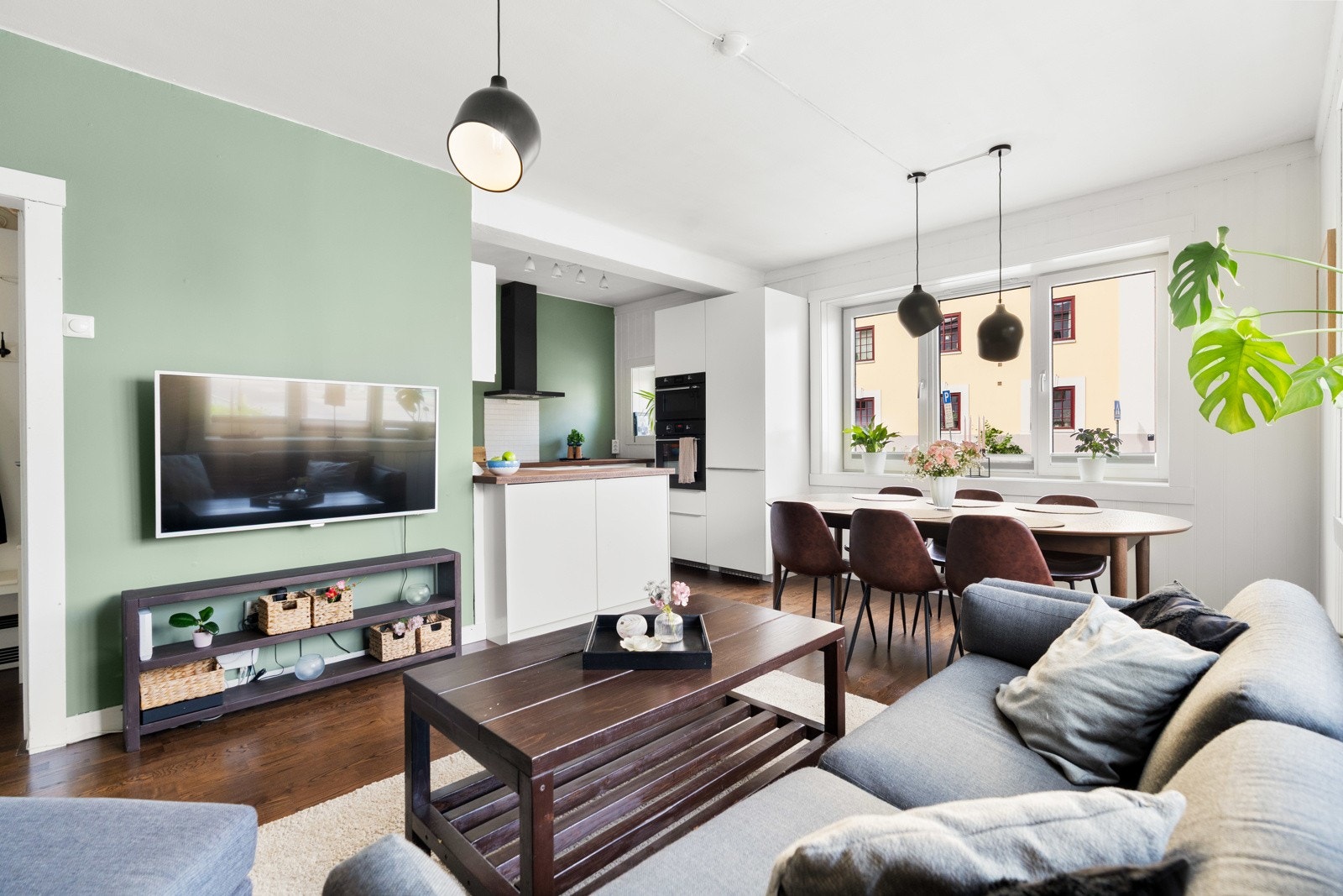 Stuen byr på godt med naturlig lys med lysinnslipp fra to sider. Galleribilde