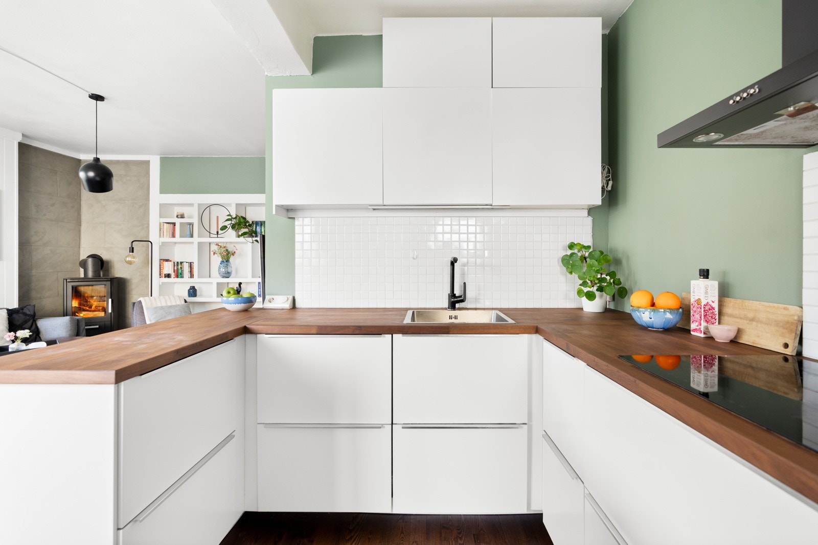 Kjøkkenet er utformet som en hestesko og byr på rikelig med skap- og benkeplass. Galleribilde