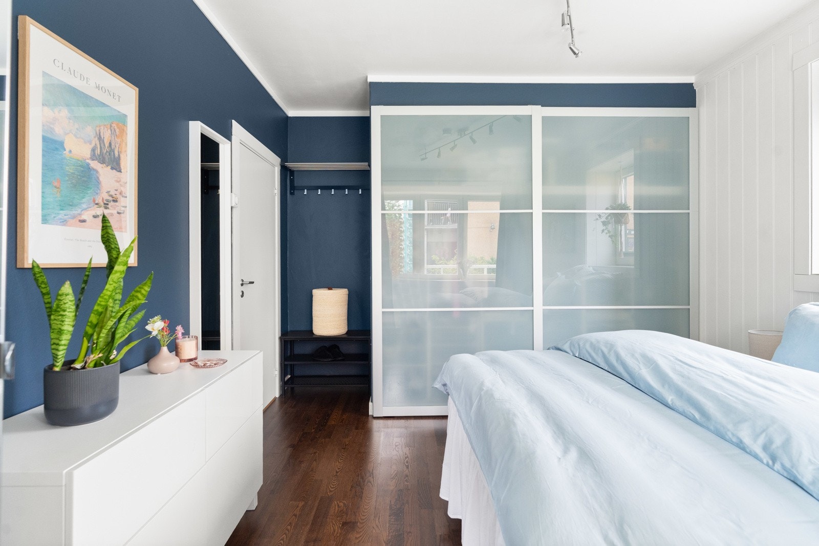 Skyvedørsgarderobe på hovedsoverom. Galleribilde