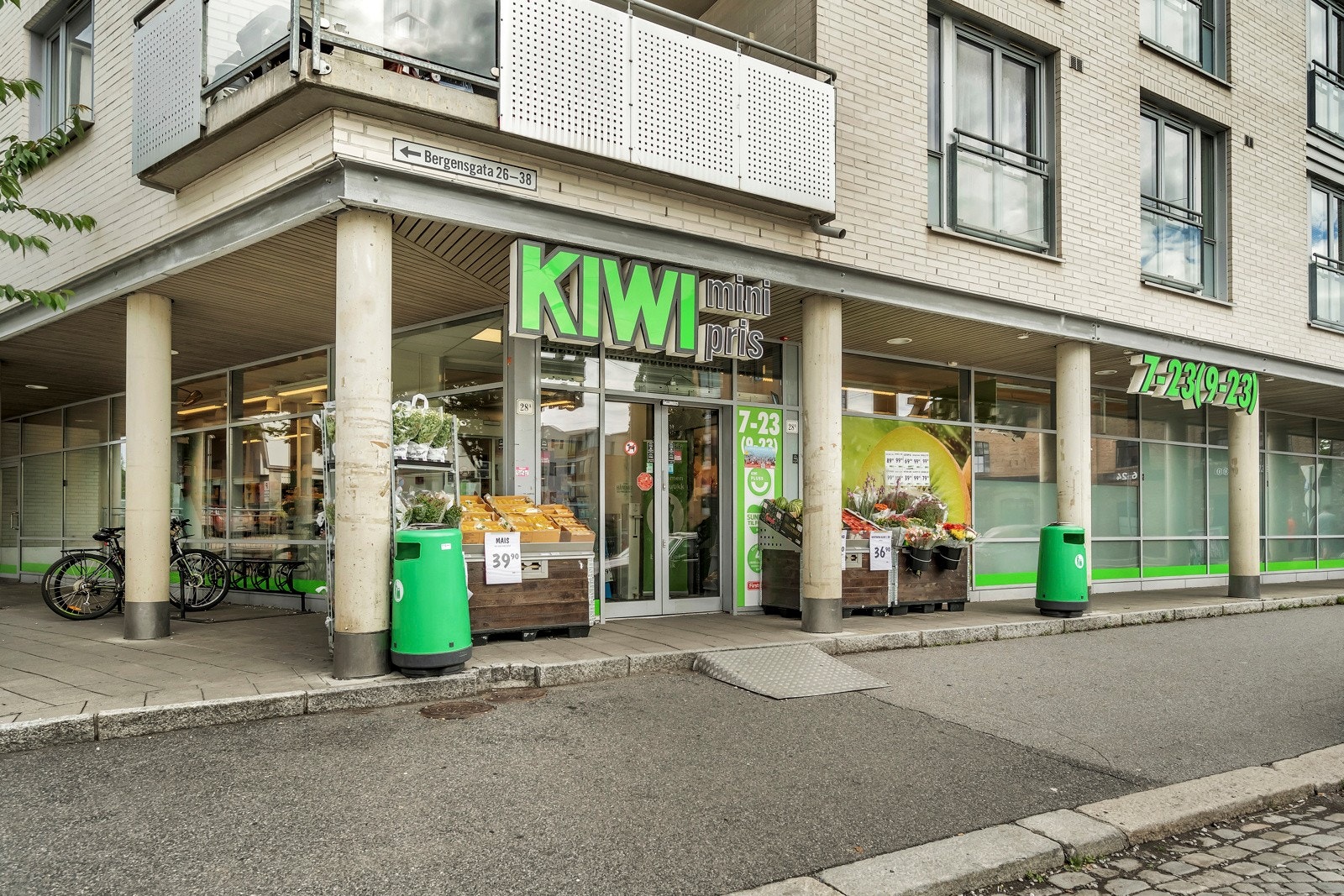 Kiwi ligger et steinkast unna boligen! I tillegg ligger Rema 1000 og Meny rett ved, og søndagsåpen Joker litt lengre ned i gaten. Galleribilde
