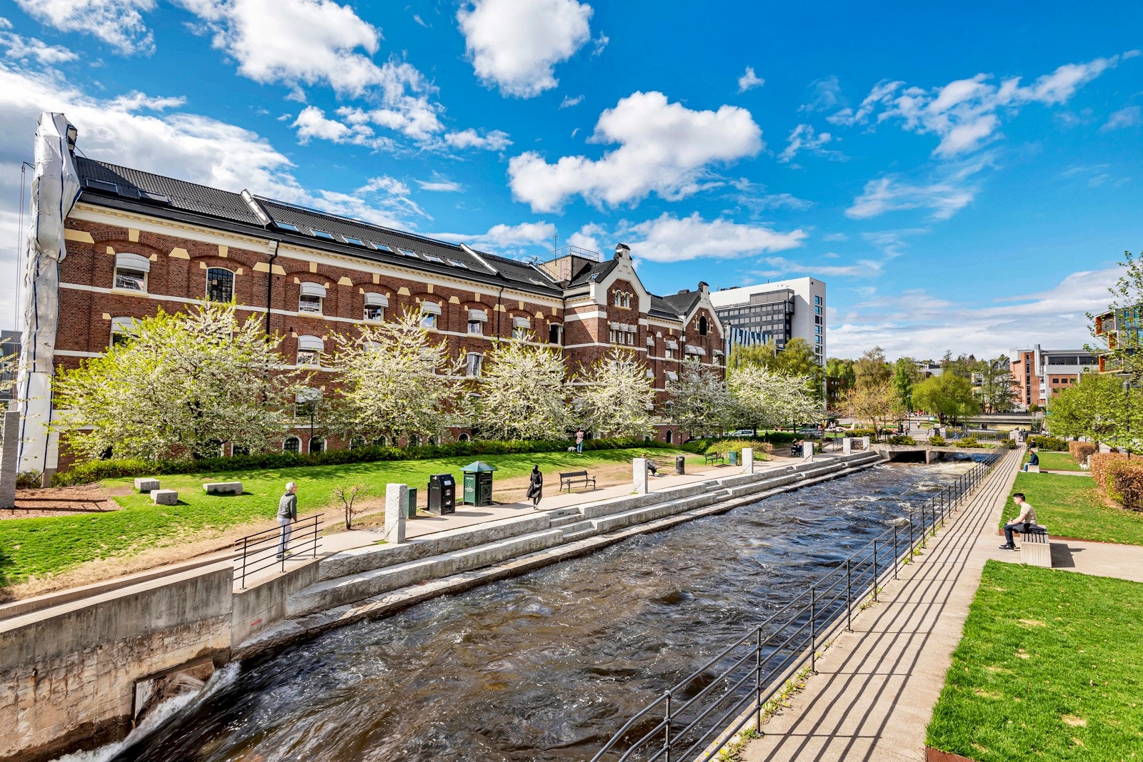 Kort avstand til hyggelig gangvei langs Akerselva. Her avbildet badeplassen ved Nydalen, som er en populær badeplass på sommerstid. Galleribilde