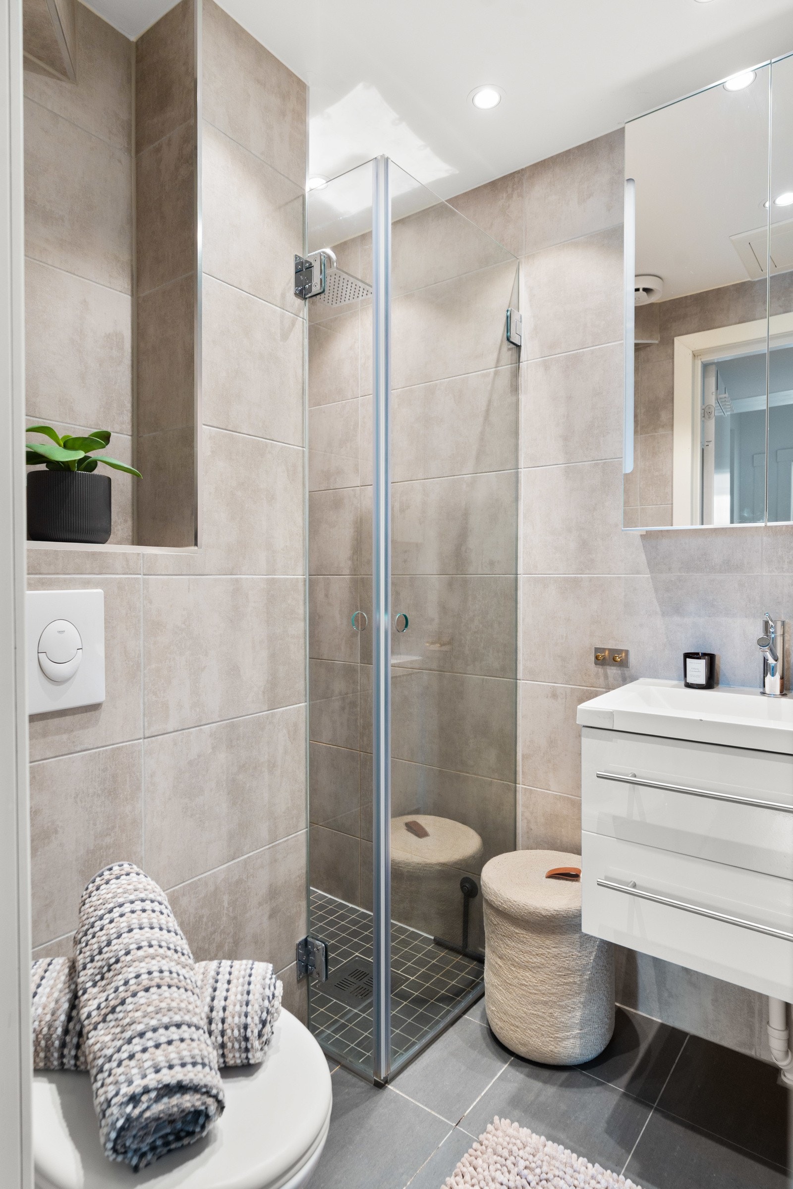 Delikat baderom fra 2016, oppgradert i regi av tidligere eier. Badet består av veggmontert toalett, servant og dushjørne med dusjvegger i nisje. Fliser på vegger og gulv, samt malt tak med downlights. Fellesvaskeri i kjeller. Galleribilde