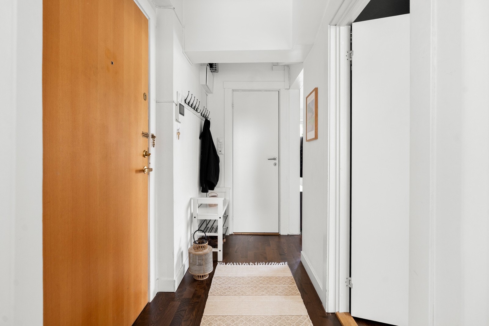 Hyggelig entré med plass til yttertøy og sko, og dørcallinganlegg. Galleribilde