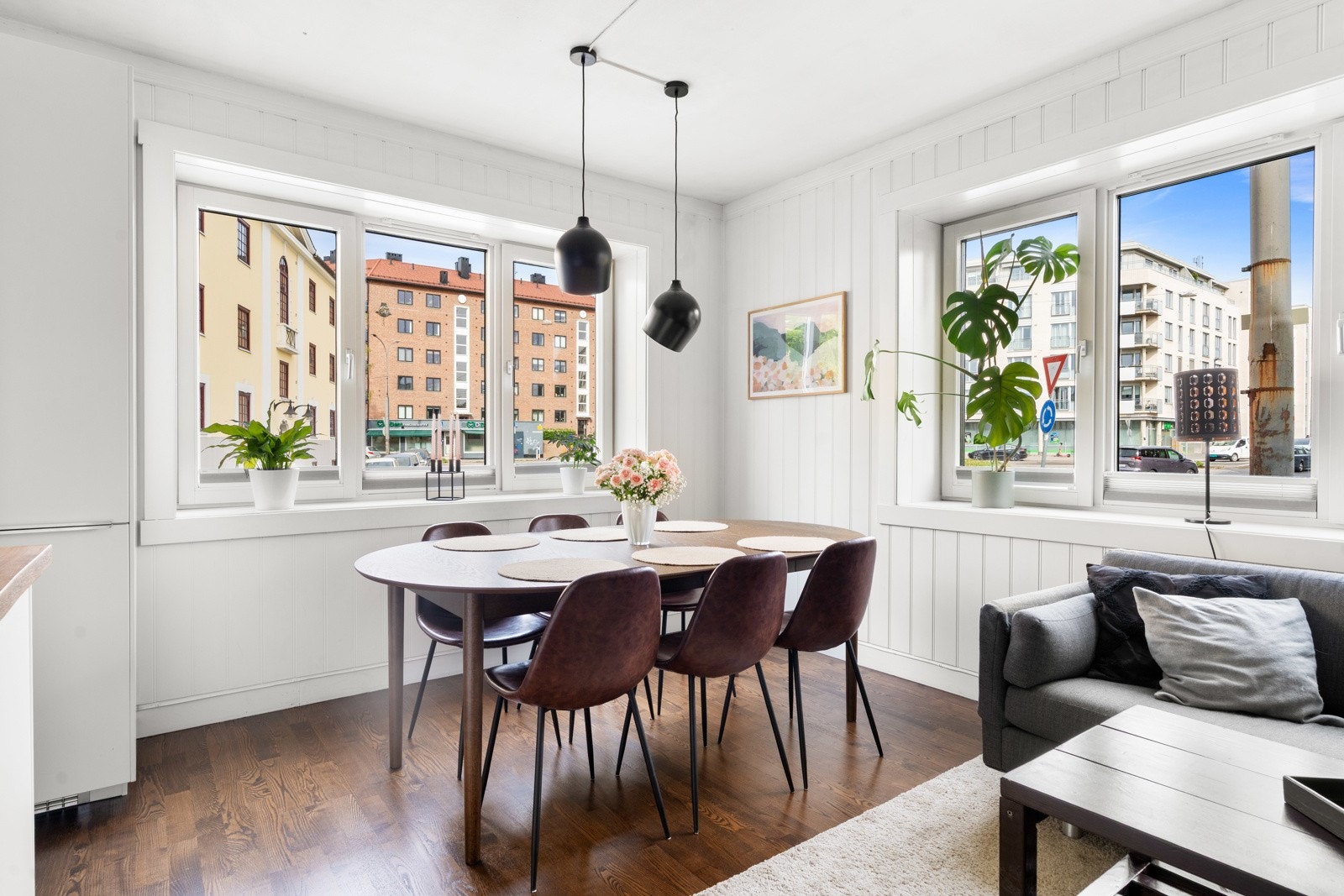 Hyggelig og naturlig tildelt sone for spiseplass, i tilknytning med kjøkkenet. Galleribilde