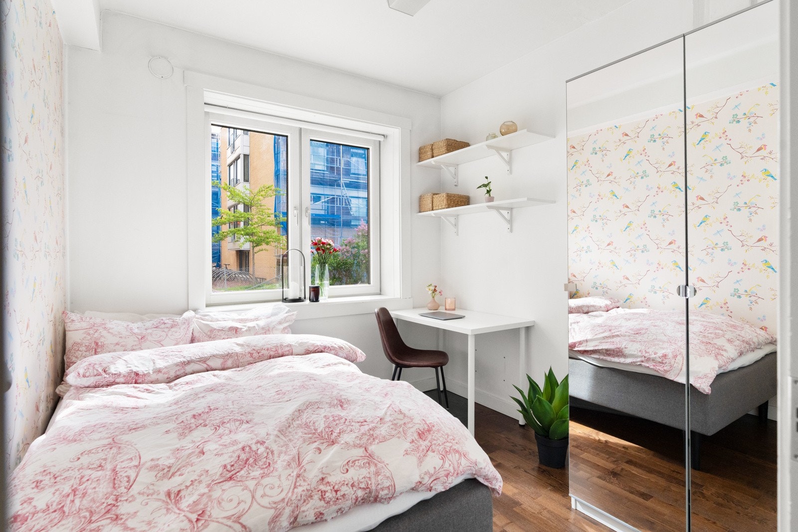 Soverom 2 er også av god størrelse (ca. 7 kvm), og har plass til dobbeltseng og kontorplass samt garderobeskap. Galleribilde