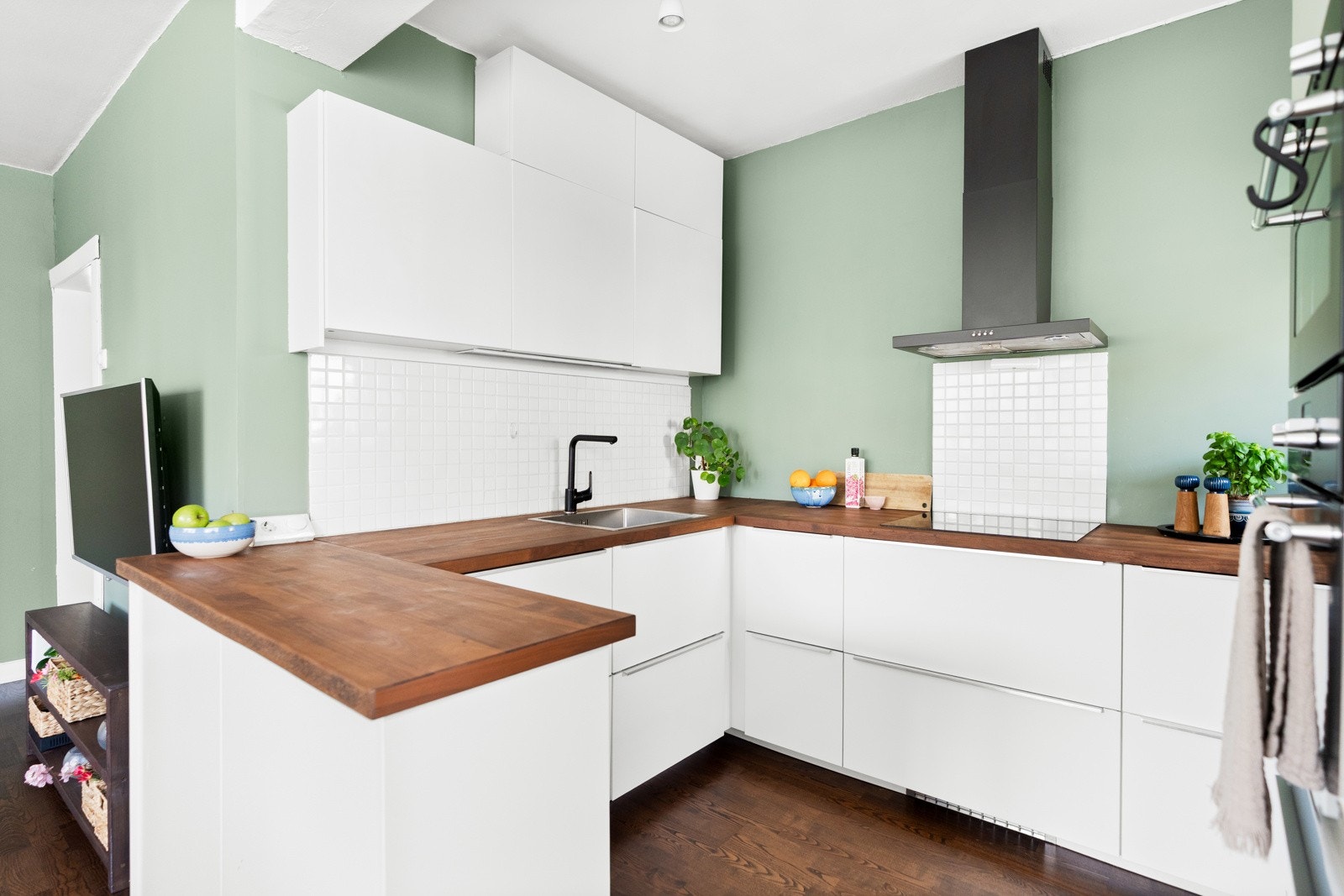 Integrert i innredningen er kjøleskap/fryser, komfyr, platetopp, mikro og oppvaskmaskin. Kjøkkenventilator med kullfilter. Galleribilde