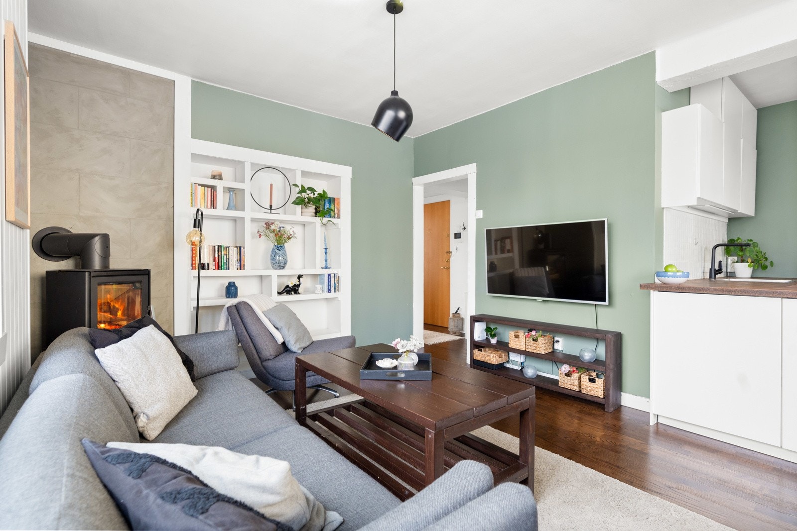 Opprinnelig var det åpent mellom stuen og hovedsoverommet, og i åpningen mellom rommene er det etablert plassbygde hyller Galleribilde