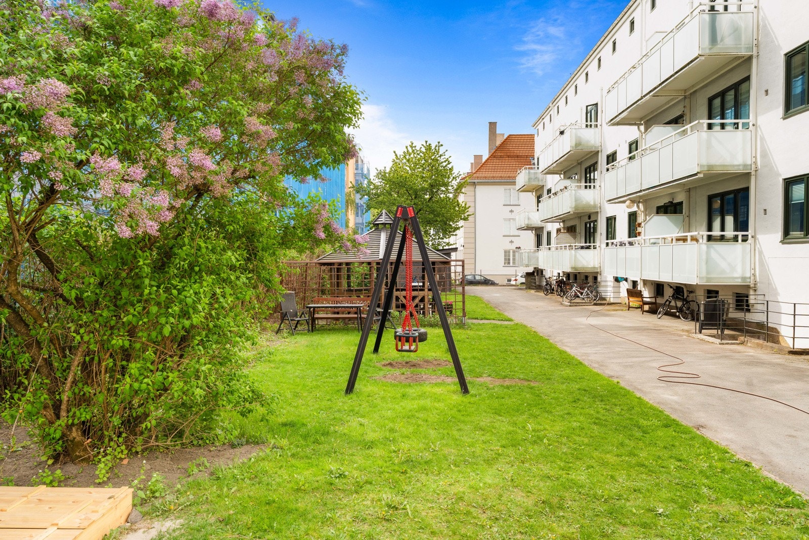 Hyggelige fellesarealer for beboerne. Det er både sitteplasser, grillhytte og lekeplass for de minste. Galleribilde