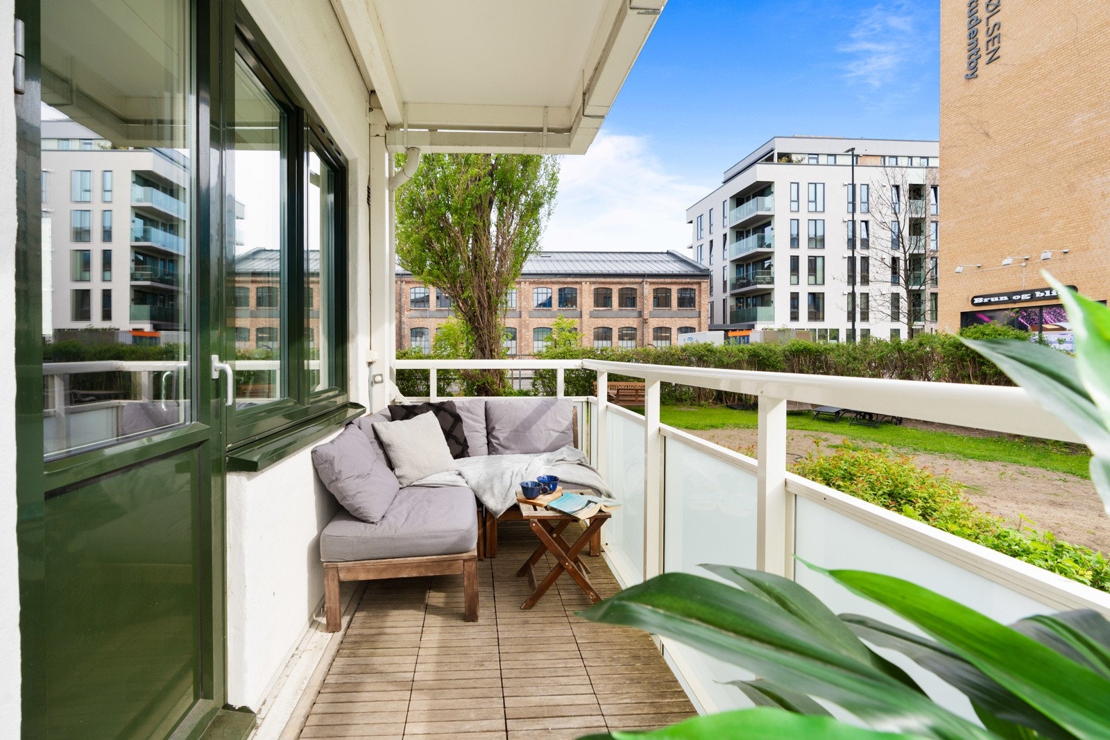 Velkommen til Bergensgata 15D - en svært lys, gjennomgående endeleilighet med lysinnslipp fra tre sider, god planløsning og nyere standard! Galleribilde