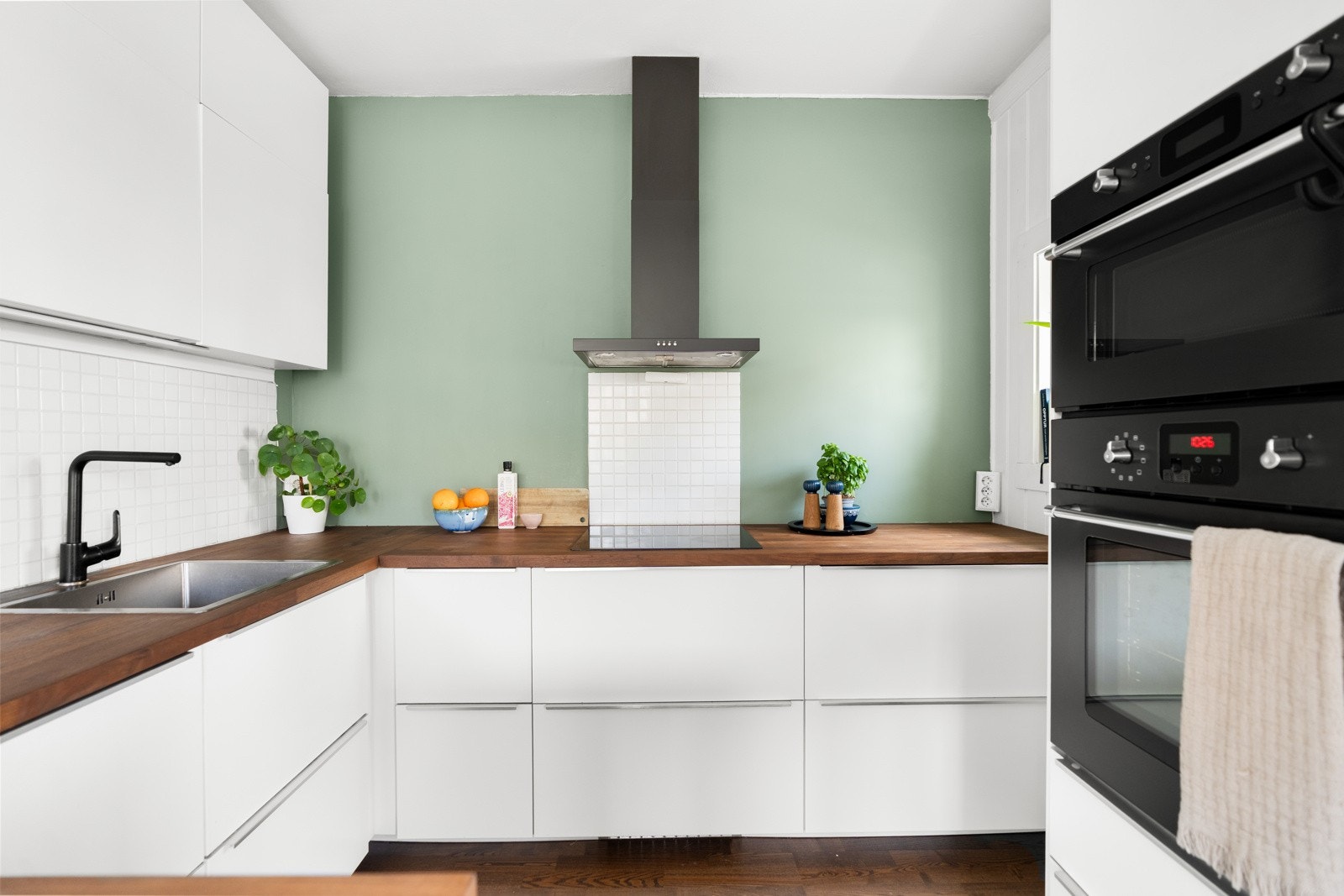 Kjøkkeninnredning fra IKEA, ny i 2015 ihht. tidligere salgsoppgave. Innredningen fremstår moderne og tidløs. Galleribilde