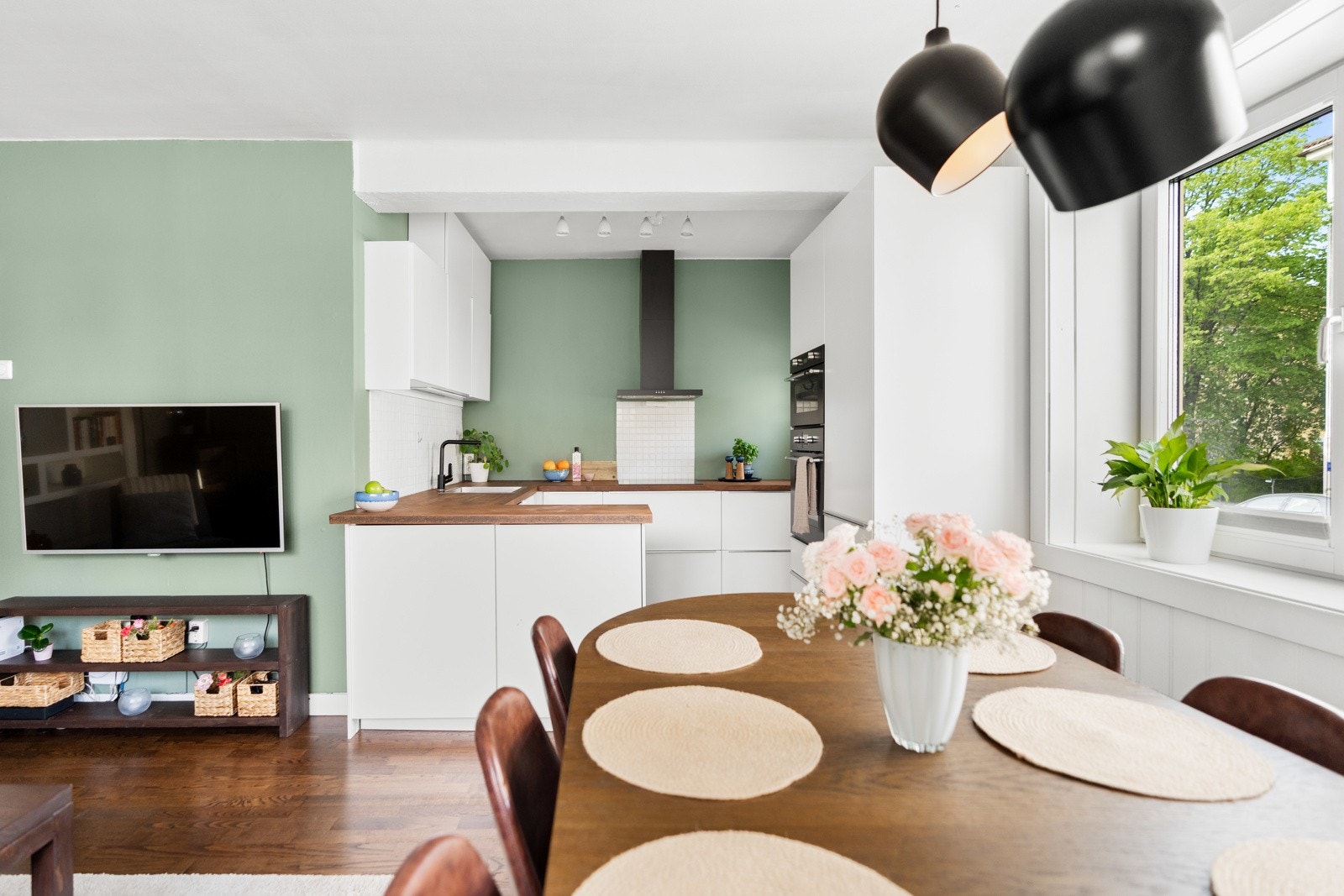 Pene parkettgulv i alle rom i leiligheten, utenom bad. Galleribilde