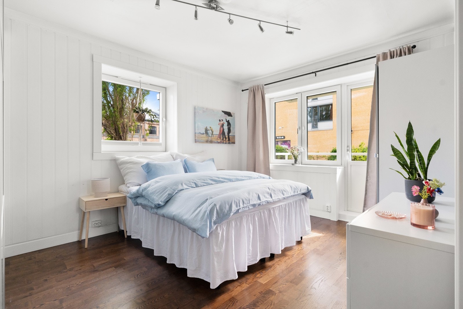 Boligen har to gode soverom. Hovedsoverommet er på ca.15 kvm og rommer plass til dobbeltseng med tilhørende nattbord, kommode og ytterligere ønsket møblement, i tillegg til integrert skyvedørsgarderobe. Galleribilde