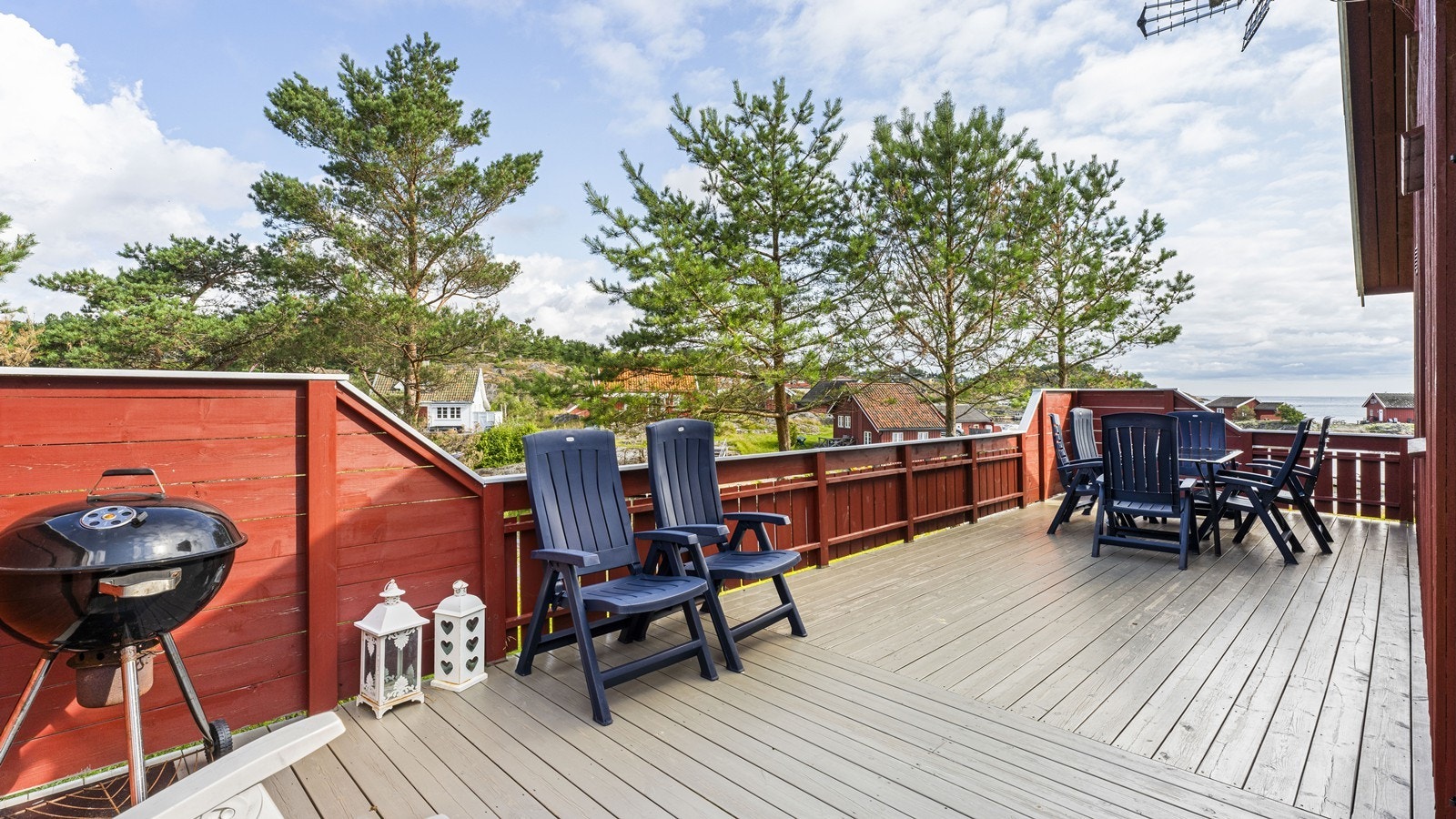 Flott terrasse på 45 m², med plass til flere sittegrupper og grill. Galleribilde