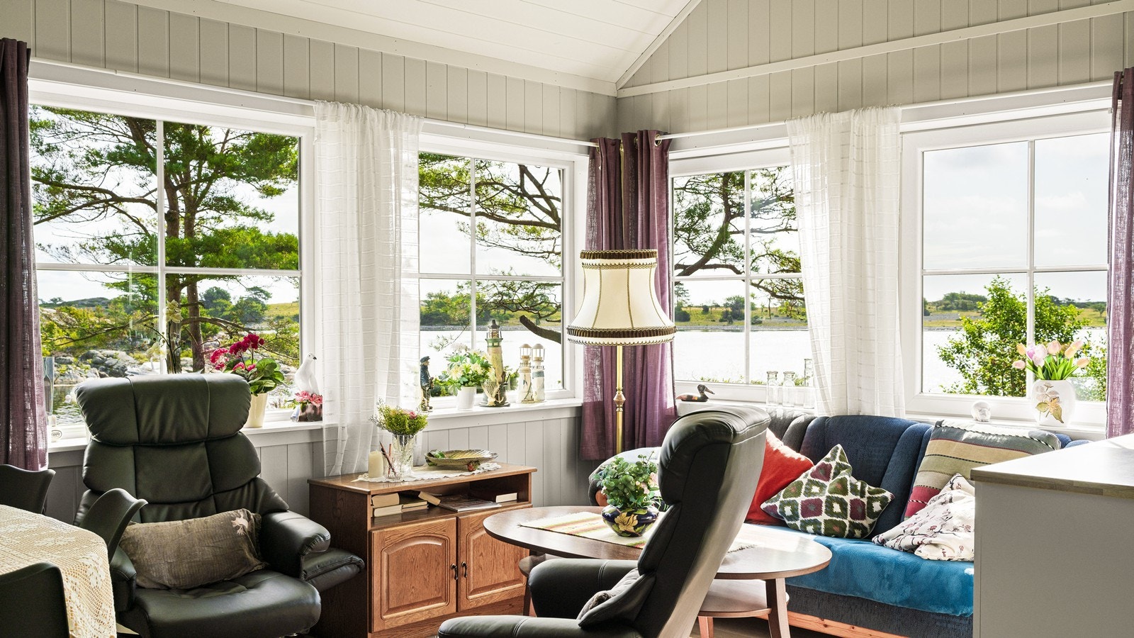 Stuen har en romslig planløsning med plass til både spisebord og sofagruppe. Galleribilde