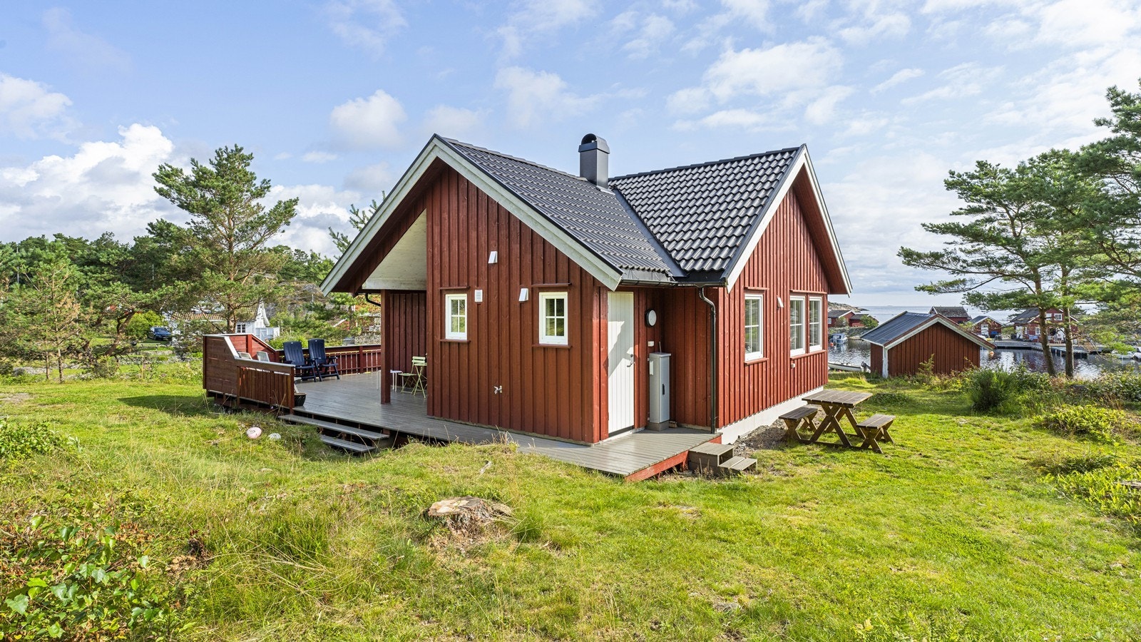 En flott hytte fra 2018 på Skarestrand sydøst på Kongshavn Galleribilde