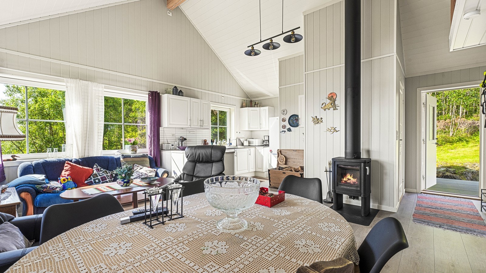 Det er god plass til å invitere venner og familie rundt spisebordet. Galleribilde