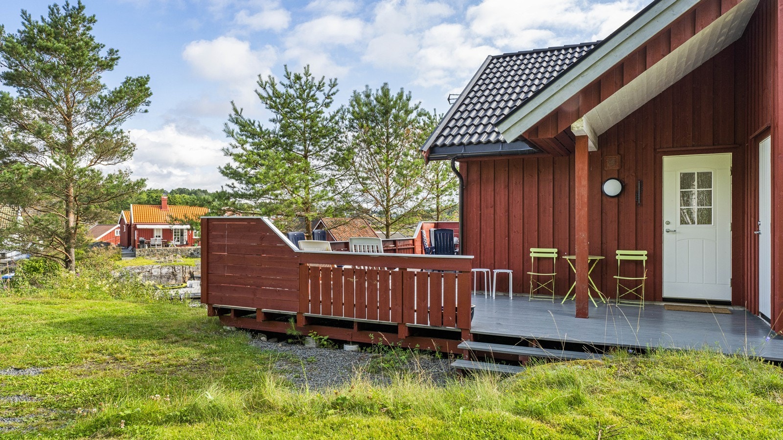 Hytta byr på flotte uteplasser med en herlig terrasse vendt mot vest og syd. Galleribilde