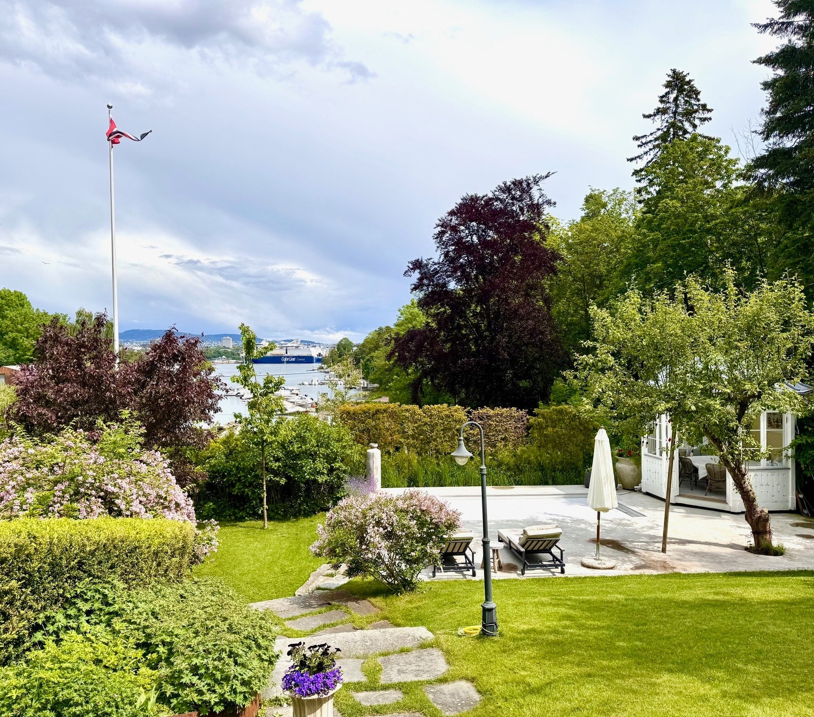Boligen ligger få meter unna vannkanten med utsyn over Langviksbukta, Filipstad og Frognerstranda. Galleribilde