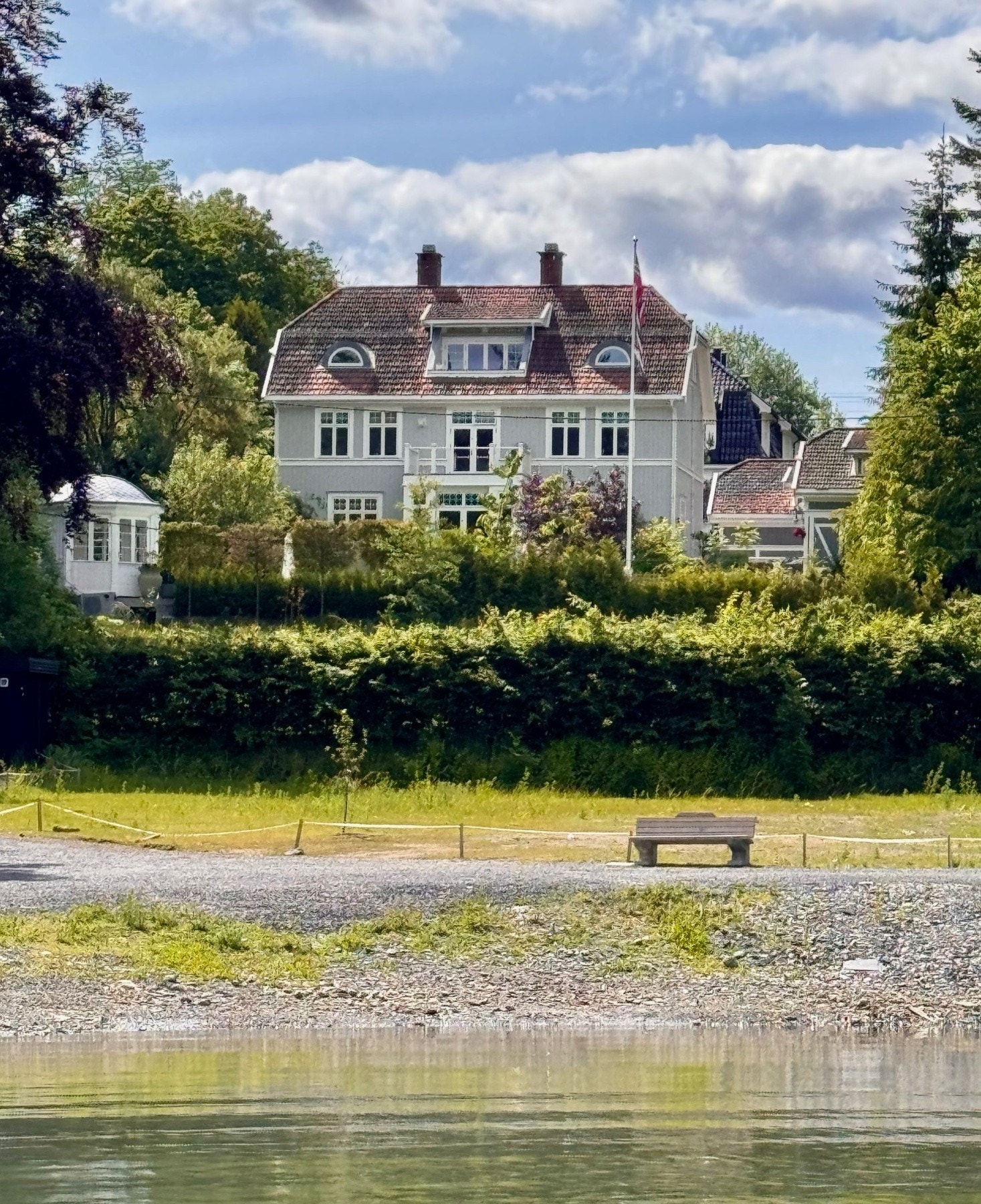 Herskapelig villaeiendom med enebolig, anneks, lysthus og svømmebasseng. Galleribilde